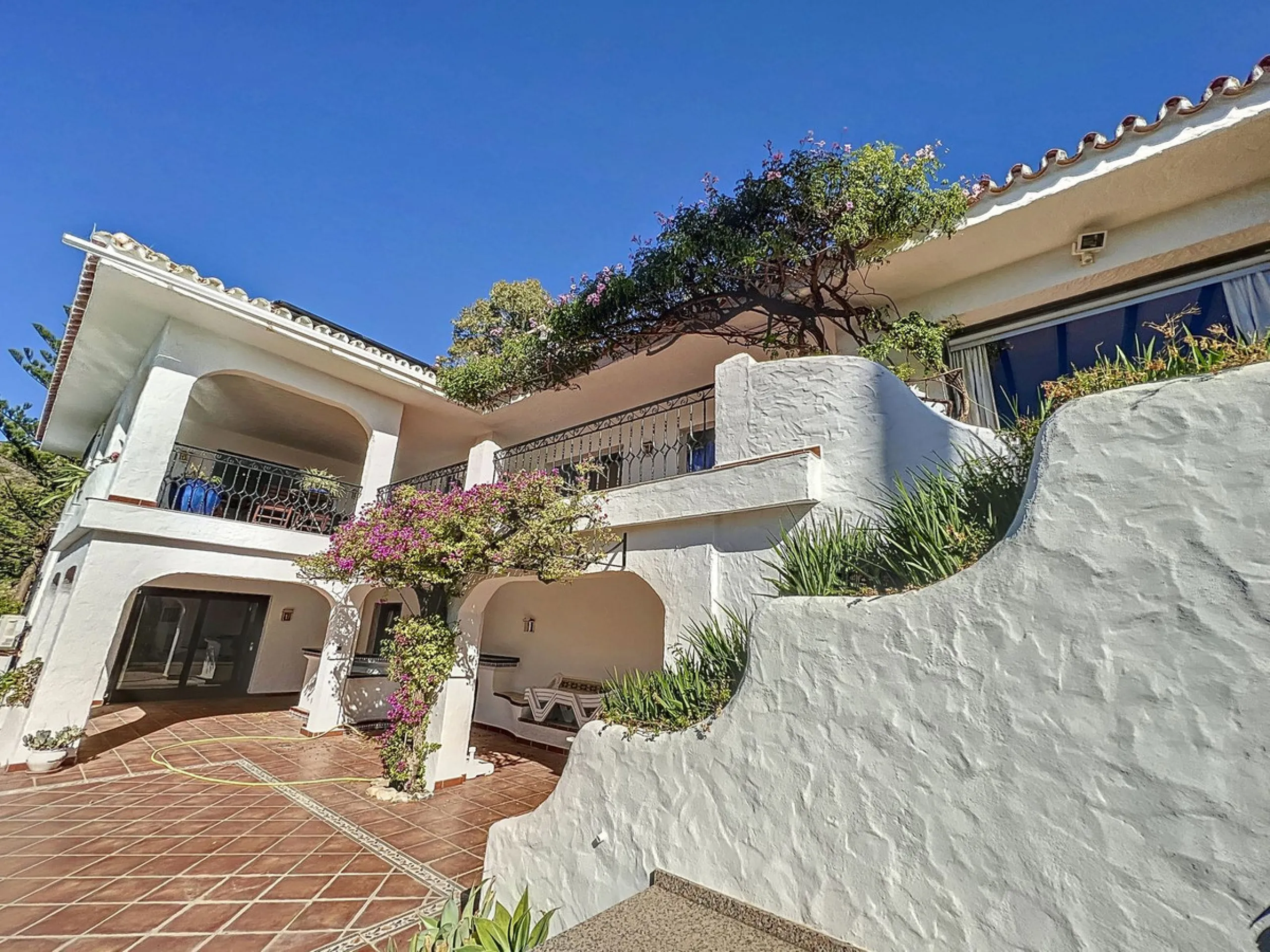 Tucked away in a beautiful corner of Mijas, this lovely villa offers breathtaking panoramic views that will truly impress. Perfectly designed for two families, it has three spacious bedrooms, plus an extra room with a double sofa bed, providing plenty of 