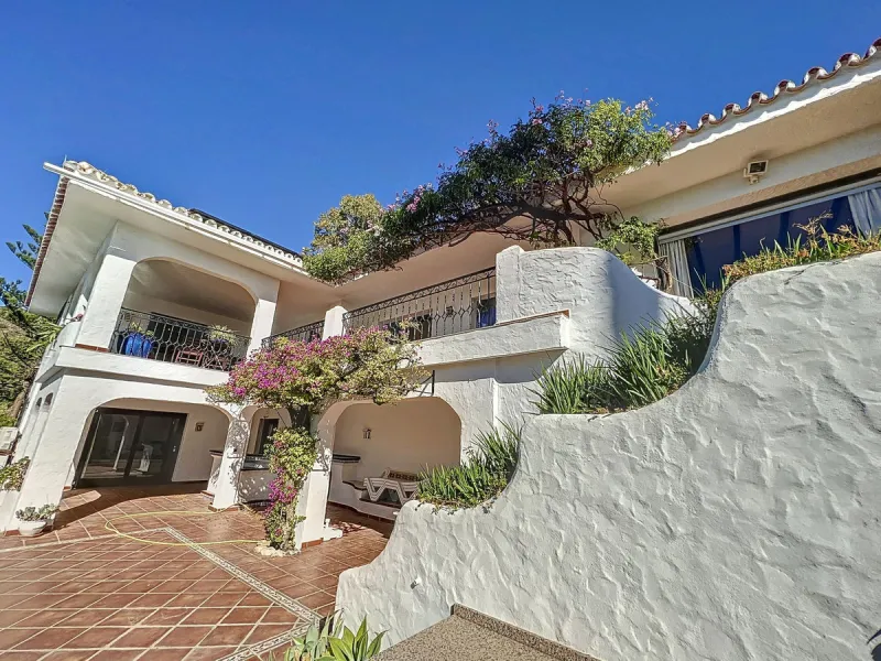 Tucked away in a beautiful corner of Mijas, this lovely villa offers breathtaking panoramic views that will truly impress. Perfectly designed for two families, it has three spacious bedrooms, plus an extra room with a double sofa bed, providing plenty of 
