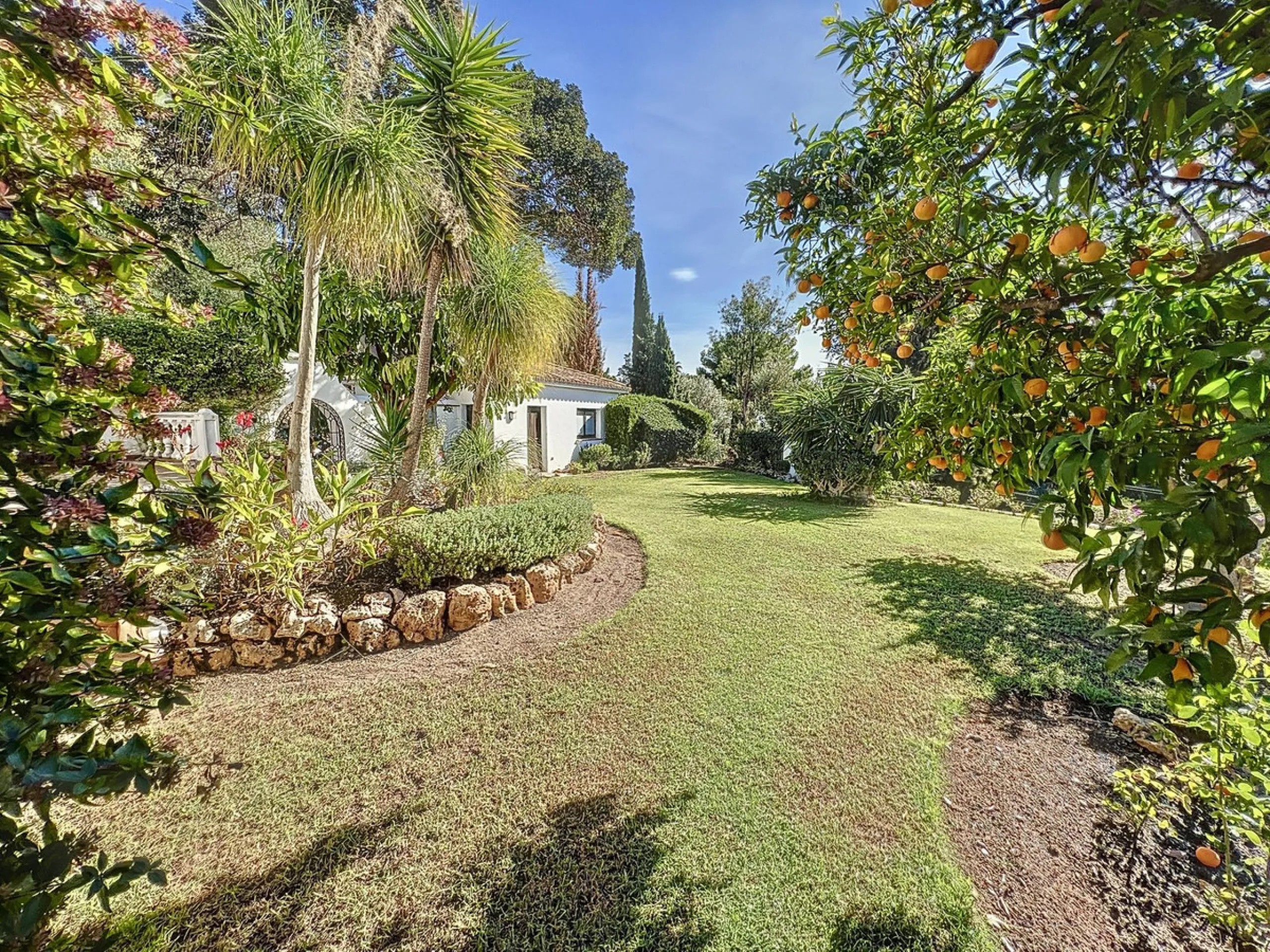 Tucked away in a beautiful corner of Mijas, this lovely villa offers breathtaking panoramic views that will truly impress. Perfectly designed for two families, it has three spacious bedrooms, plus an extra room with a double sofa bed, providing plenty of 