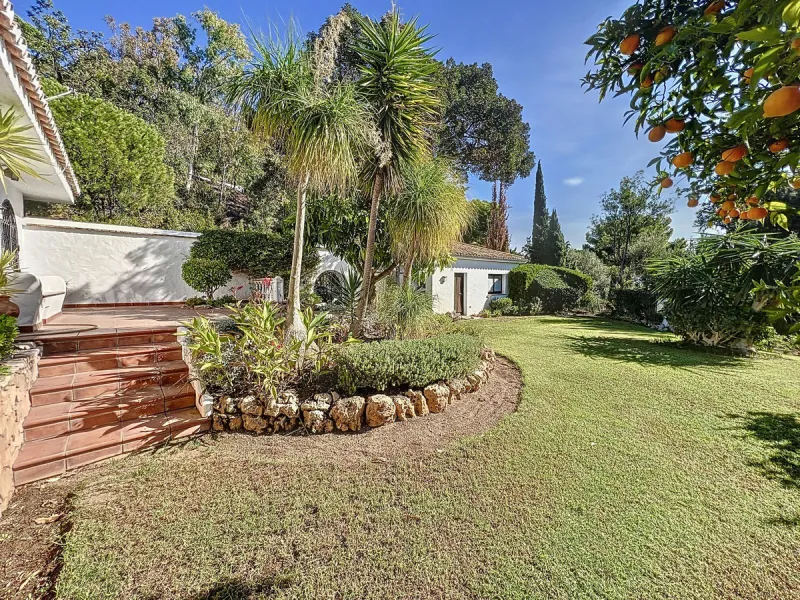 Tucked away in a beautiful corner of Mijas, this lovely villa offers breathtaking panoramic views that will truly impress. Perfectly designed for two families, it has three spacious bedrooms, plus an extra room with a double sofa bed, providing plenty of 