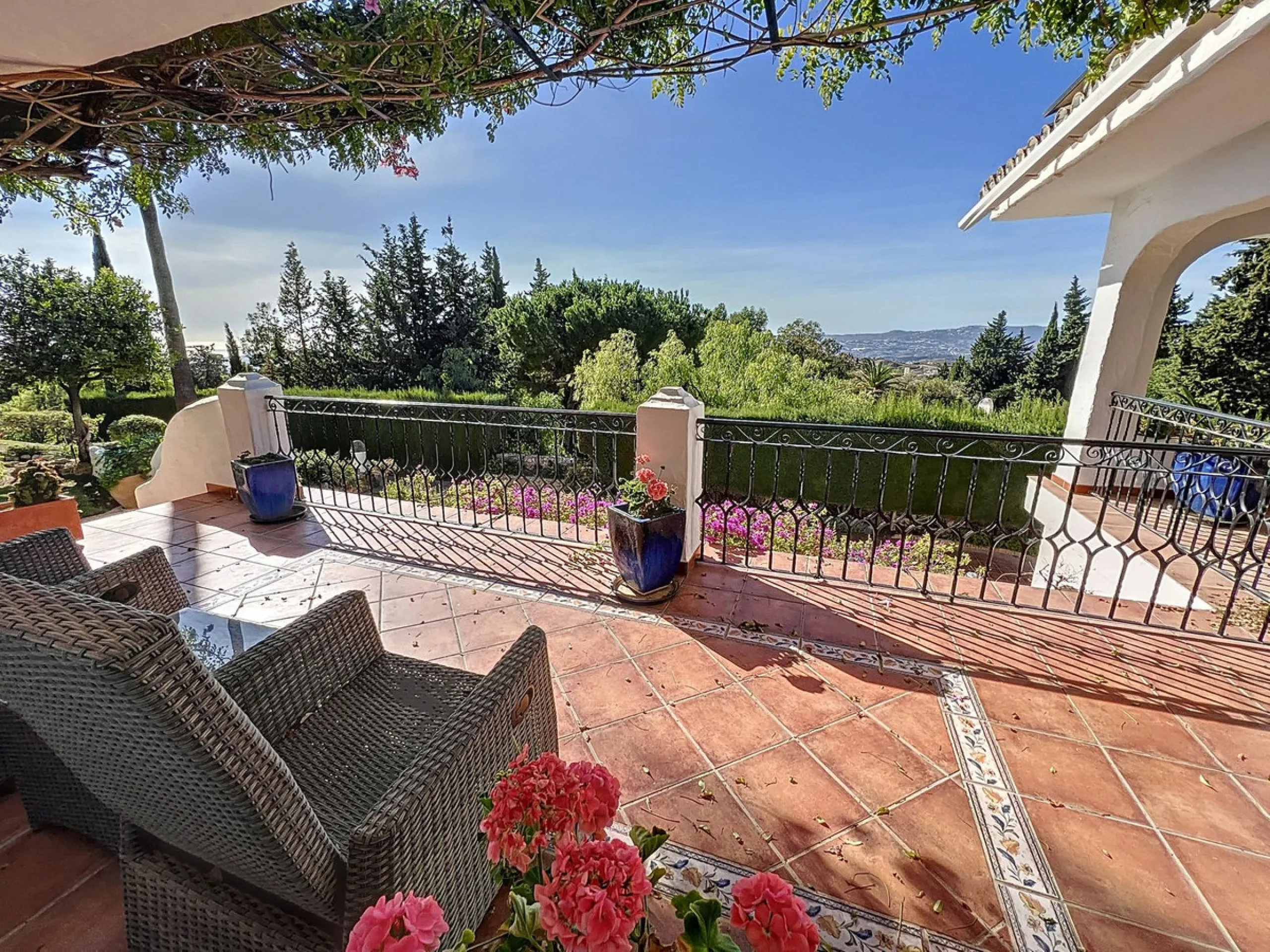 Tucked away in a beautiful corner of Mijas, this lovely villa offers breathtaking panoramic views that will truly impress. Perfectly designed for two families, it has three spacious bedrooms, plus an extra room with a double sofa bed, providing plenty of 