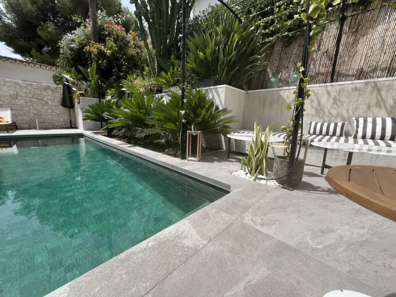 Absolutely stunning south facing villa just a few meters from Puerto Banus. The ultra-modern designed villa just 700 meters from the beach is significantly ahead of most of the best new properties on the market. Impressive attention to detail and architec
