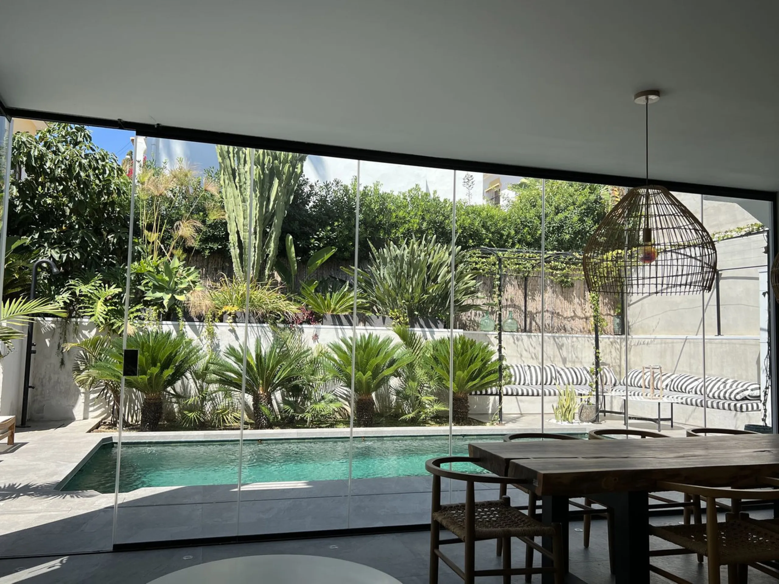 Absolutely stunning south facing villa just a few meters from Puerto Banus. The ultra-modern designed villa just 700 meters from the beach is significantly ahead of most of the best new properties on the market. Impressive attention to detail and architec