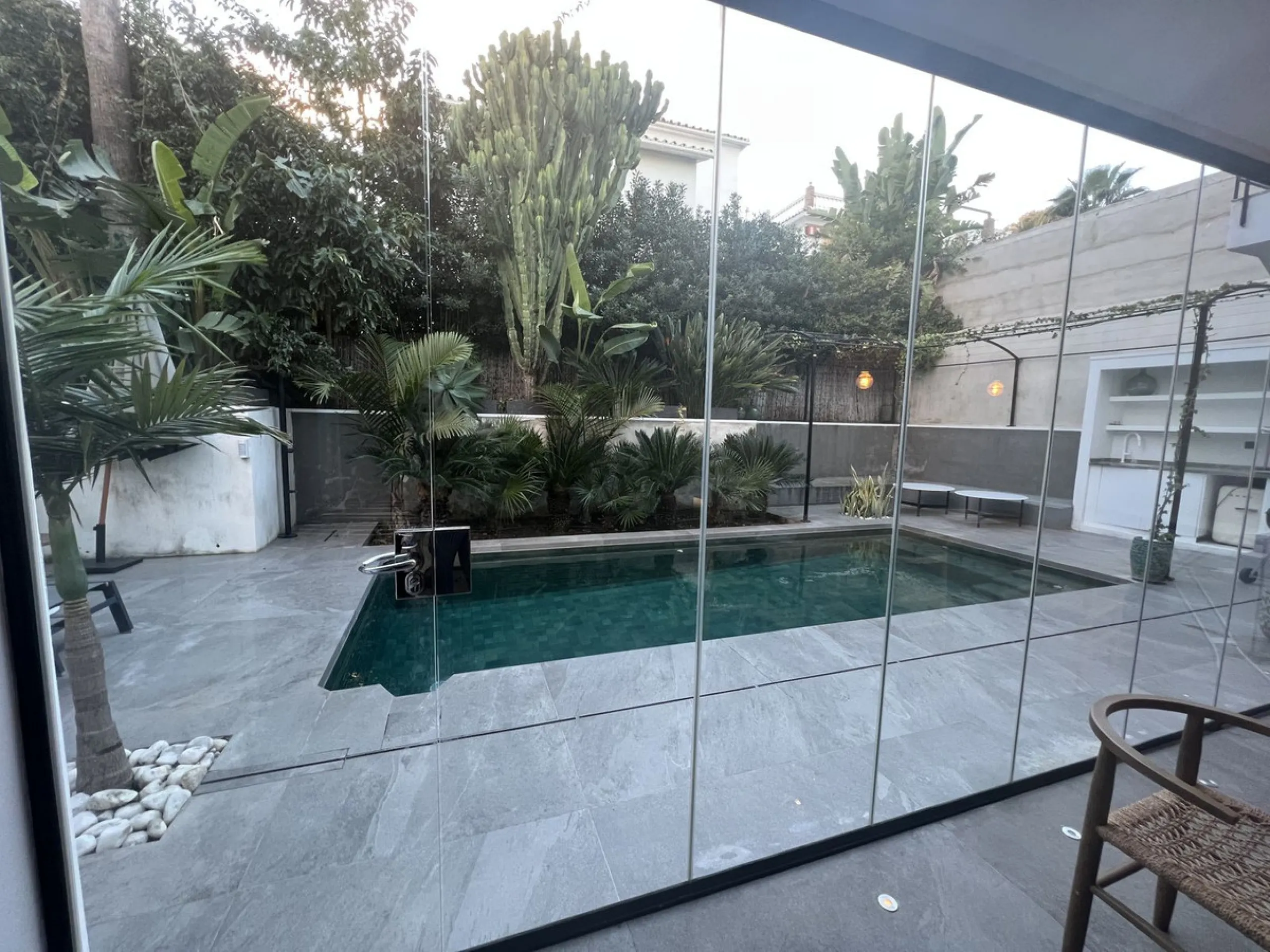 Absolutely stunning south facing villa just a few meters from Puerto Banus. The ultra-modern designed villa just 700 meters from the beach is significantly ahead of most of the best new properties on the market. Impressive attention to detail and architec