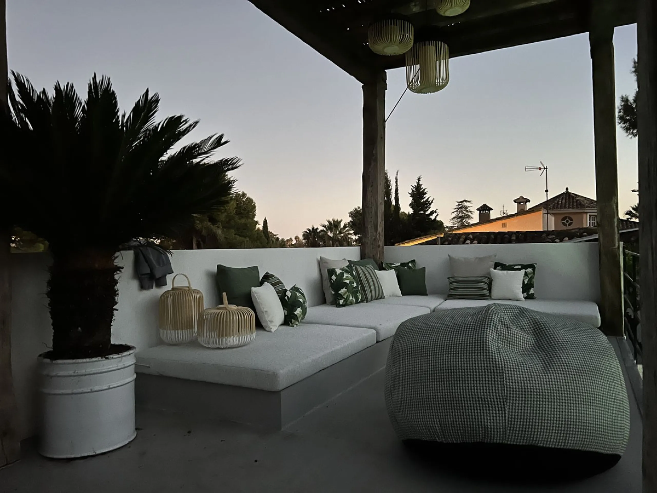 Absolutely stunning south facing villa just a few meters from Puerto Banus. The ultra-modern designed villa just 700 meters from the beach is significantly ahead of most of the best new properties on the market. Impressive attention to detail and architec
