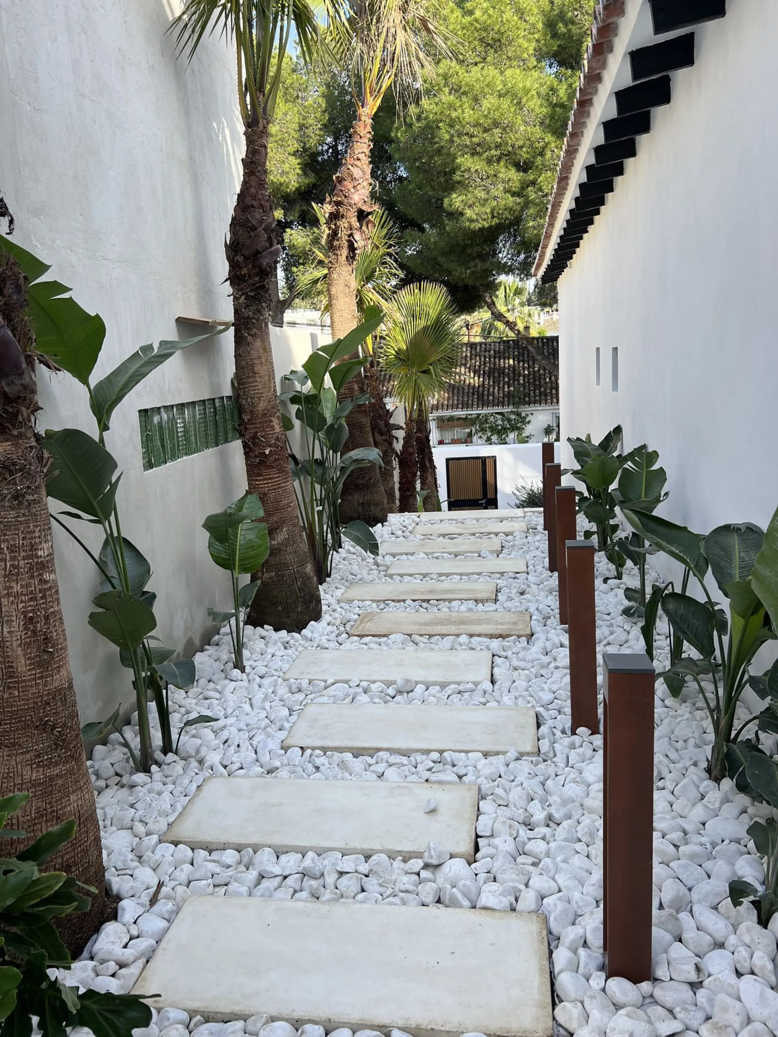 Absolutely stunning south facing villa just a few meters from Puerto Banus. The ultra-modern designed villa just 700 meters from the beach is significantly ahead of most of the best new properties on the market. Impressive attention to detail and architec