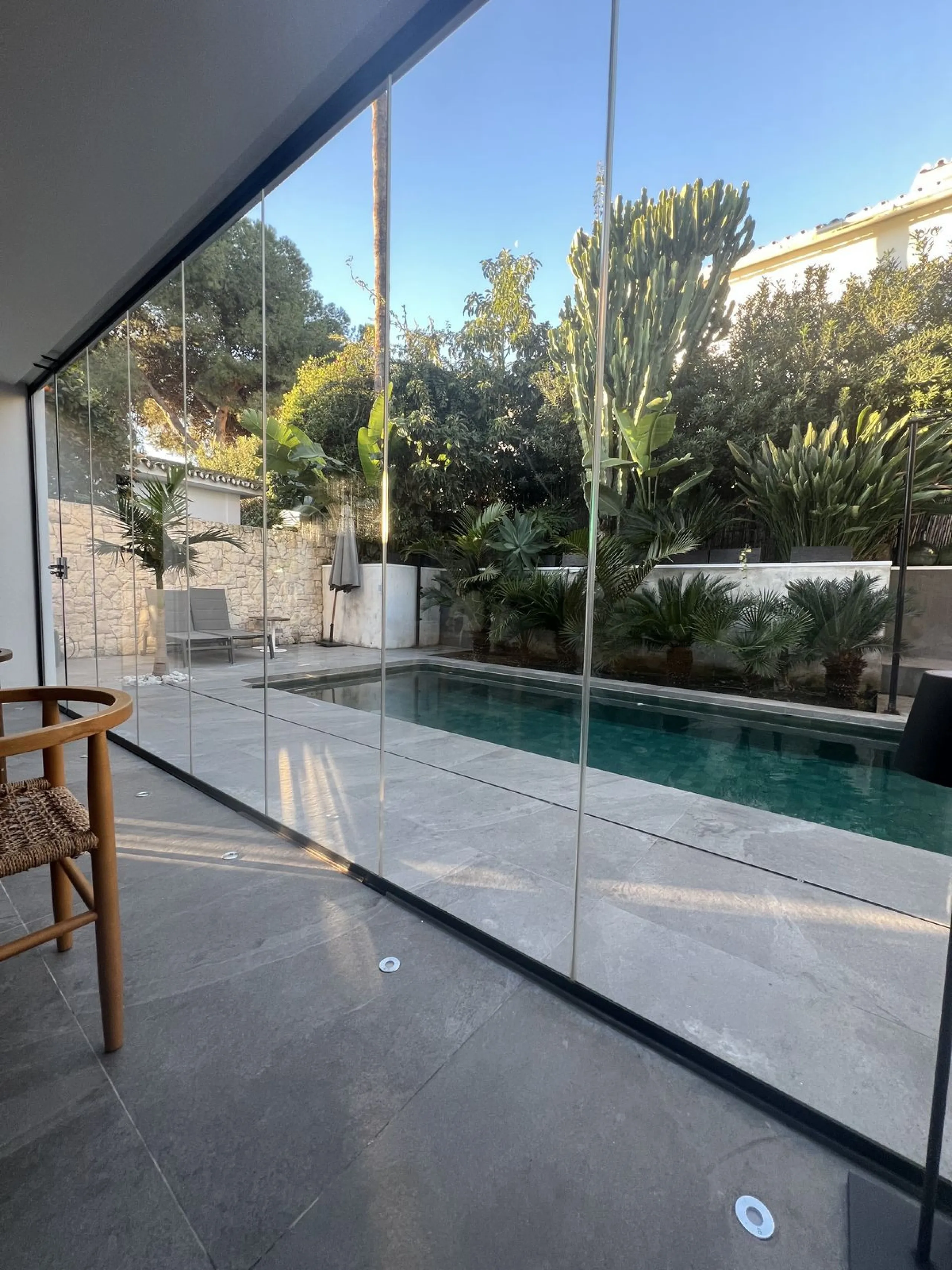 Absolutely stunning south facing villa just a few meters from Puerto Banus. The ultra-modern designed villa just 700 meters from the beach is significantly ahead of most of the best new properties on the market. Impressive attention to detail and architec