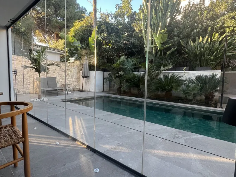 Absolutely stunning south facing villa just a few meters from Puerto Banus. The ultra-modern designed villa just 700 meters from the beach is significantly ahead of most of the best new properties on the market. Impressive attention to detail and architec