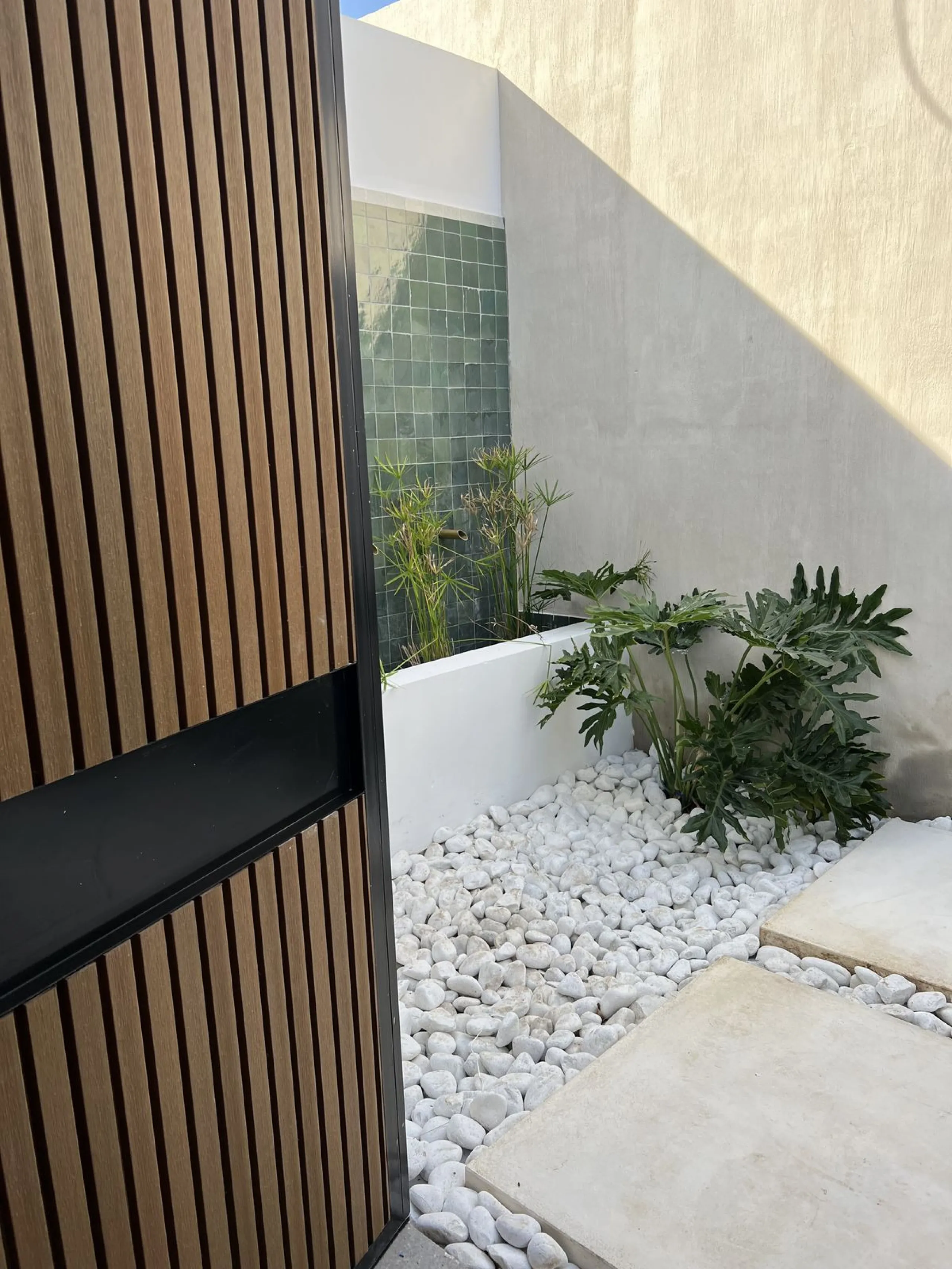 Absolutely stunning south facing villa just a few meters from Puerto Banus. The ultra-modern designed villa just 700 meters from the beach is significantly ahead of most of the best new properties on the market. Impressive attention to detail and architec