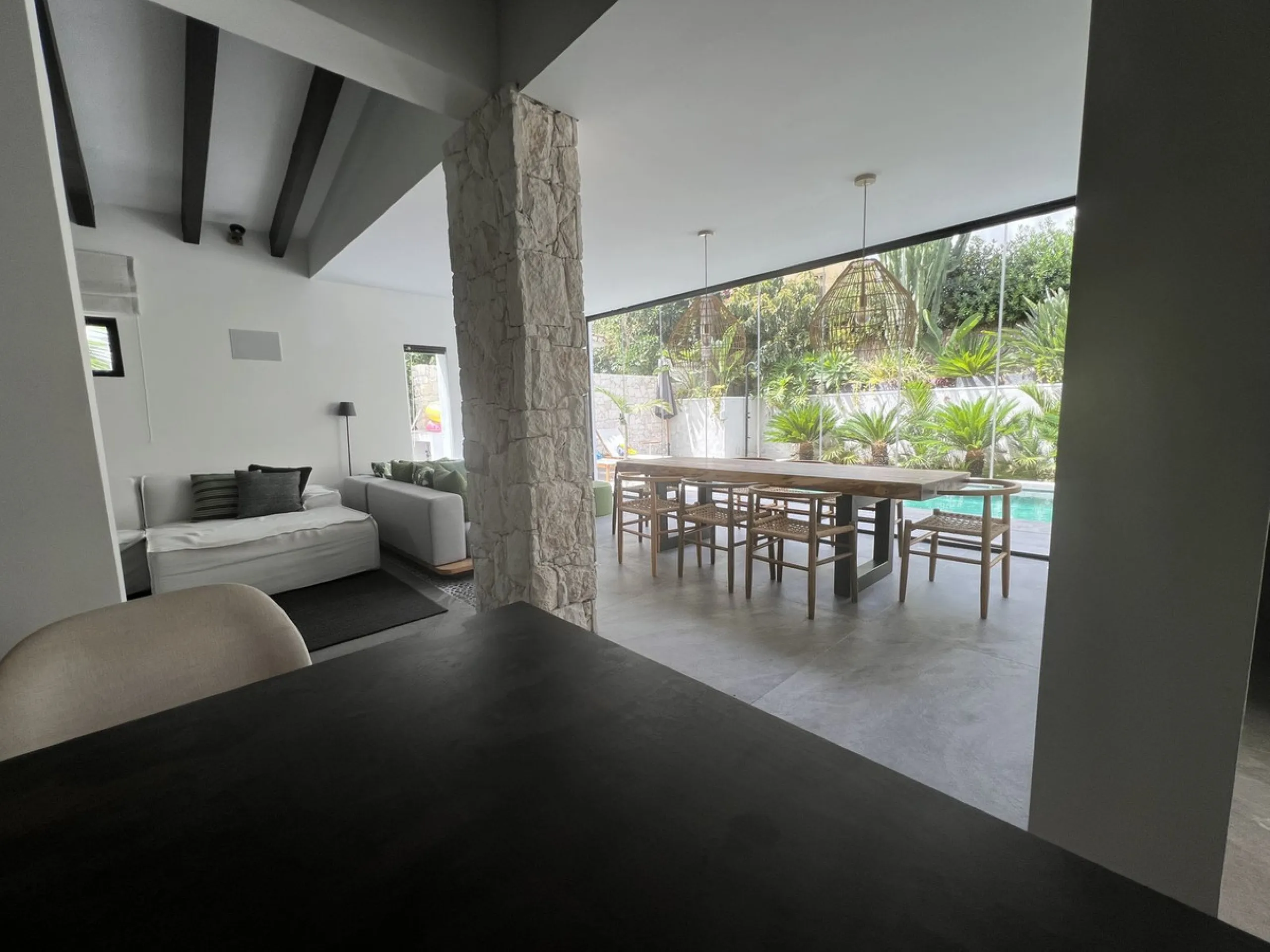 Absolutely stunning south facing villa just a few meters from Puerto Banus. The ultra-modern designed villa just 700 meters from the beach is significantly ahead of most of the best new properties on the market. Impressive attention to detail and architec