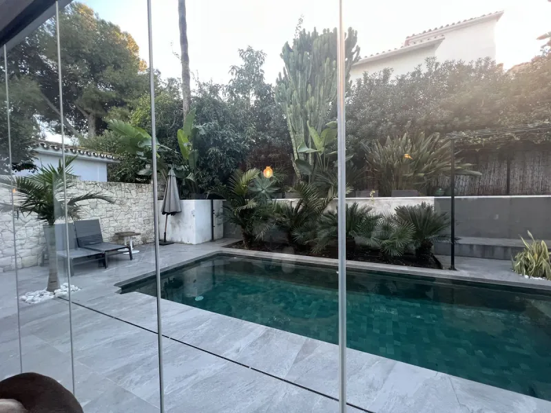 Absolutely stunning south facing villa just a few meters from Puerto Banus. The ultra-modern designed villa just 700 meters from the beach is significantly ahead of most of the best new properties on the market. Impressive attention to detail and architec