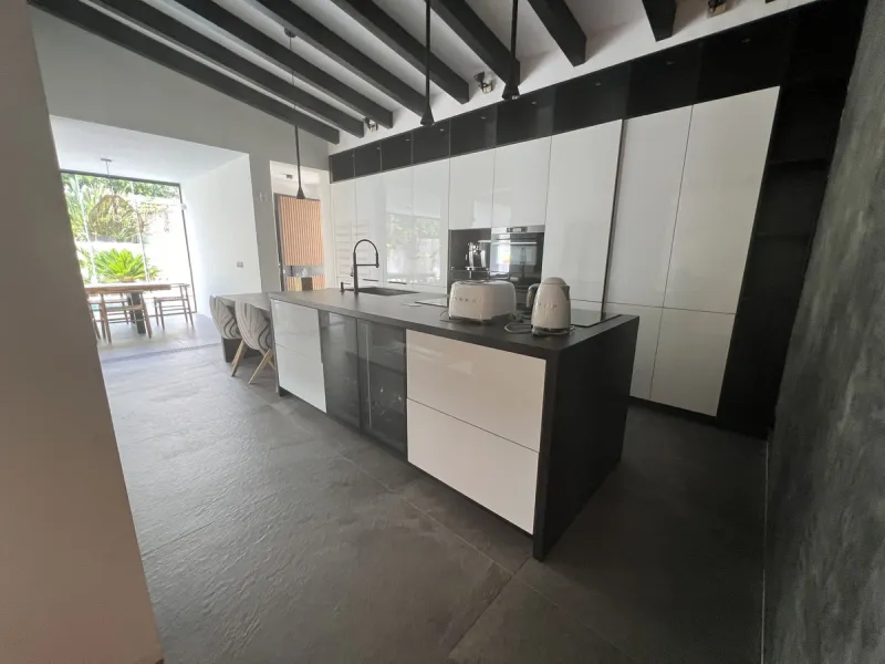 Absolutely stunning south facing villa just a few meters from Puerto Banus. The ultra-modern designed villa just 700 meters from the beach is significantly ahead of most of the best new properties on the market. Impressive attention to detail and architec