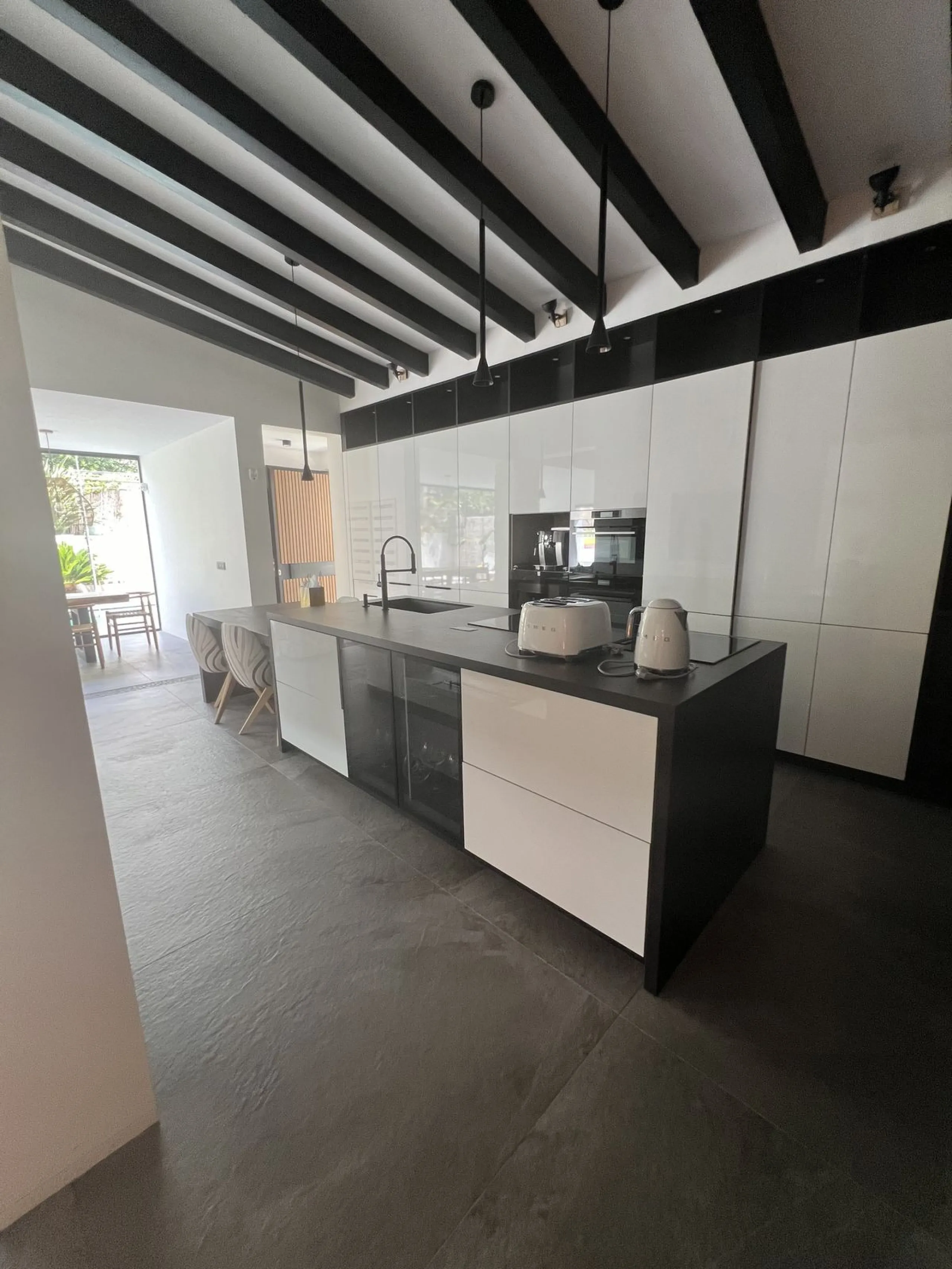 Absolutely stunning south facing villa just a few meters from Puerto Banus. The ultra-modern designed villa just 700 meters from the beach is significantly ahead of most of the best new properties on the market. Impressive attention to detail and architec