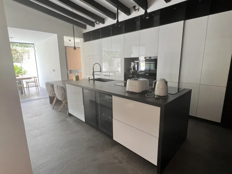 Absolutely stunning south facing villa just a few meters from Puerto Banus. The ultra-modern designed villa just 700 meters from the beach is significantly ahead of most of the best new properties on the market. Impressive attention to detail and architec