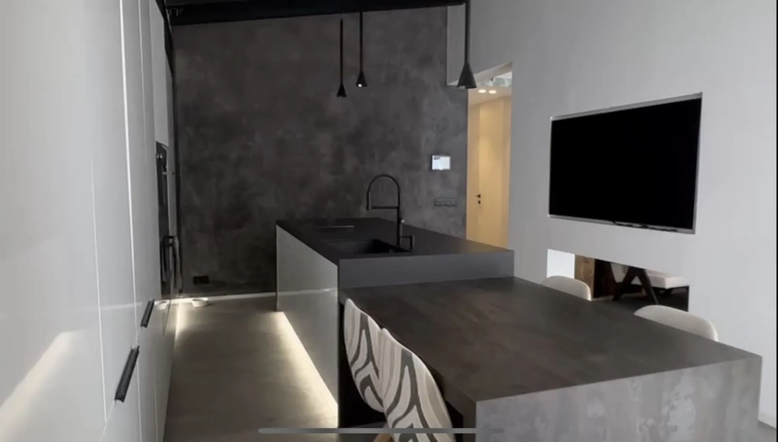 Absolutely stunning south facing villa just a few meters from Puerto Banus. The ultra-modern designed villa just 700 meters from the beach is significantly ahead of most of the best new properties on the market. Impressive attention to detail and architec