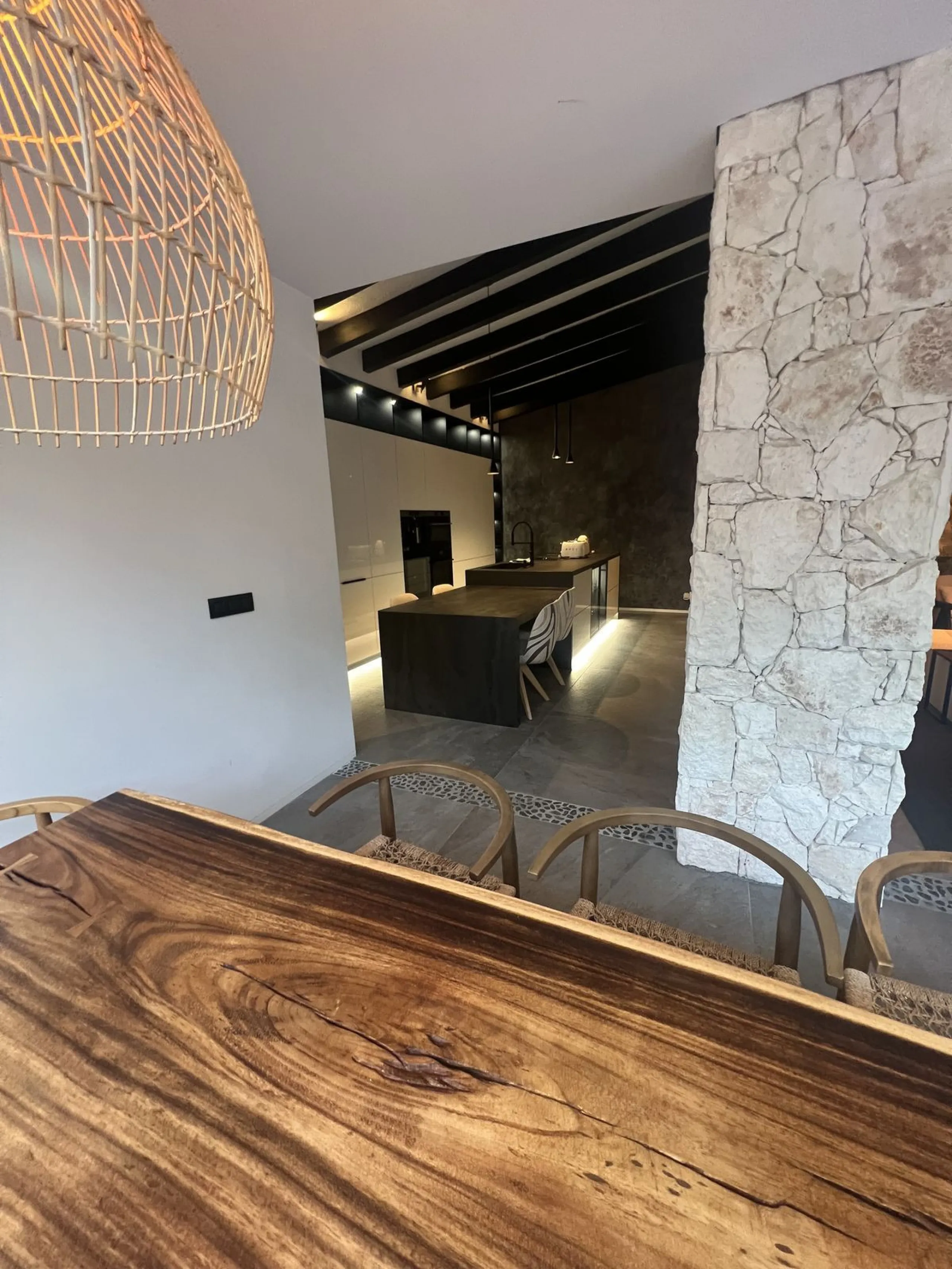 Absolutely stunning south facing villa just a few meters from Puerto Banus. The ultra-modern designed villa just 700 meters from the beach is significantly ahead of most of the best new properties on the market. Impressive attention to detail and architec