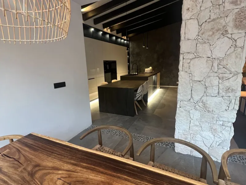 Absolutely stunning south facing villa just a few meters from Puerto Banus. The ultra-modern designed villa just 700 meters from the beach is significantly ahead of most of the best new properties on the market. Impressive attention to detail and architec