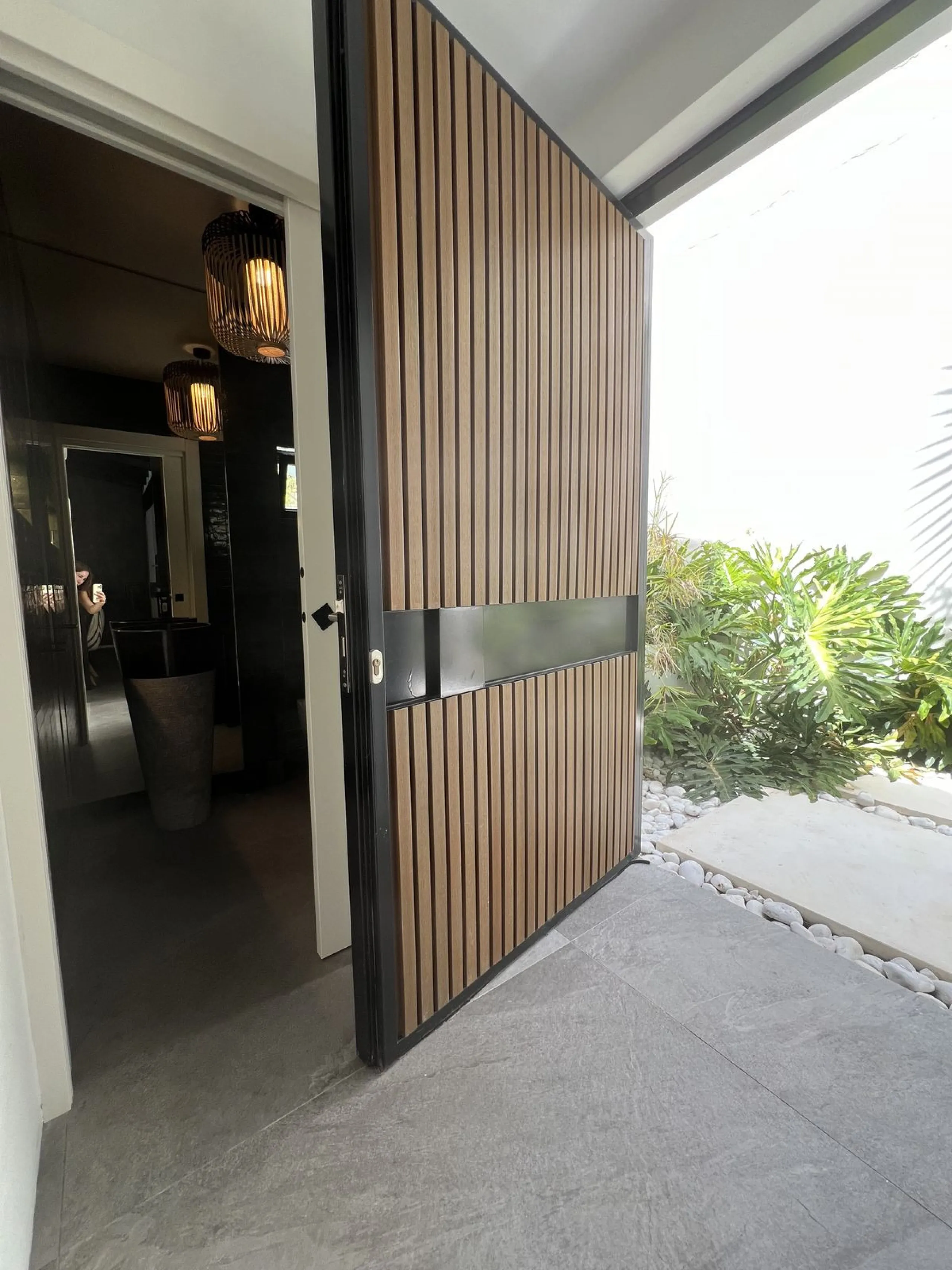 Absolutely stunning south facing villa just a few meters from Puerto Banus. The ultra-modern designed villa just 700 meters from the beach is significantly ahead of most of the best new properties on the market. Impressive attention to detail and architec