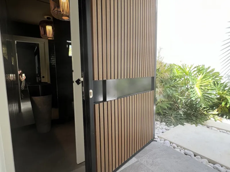 Absolutely stunning south facing villa just a few meters from Puerto Banus. The ultra-modern designed villa just 700 meters from the beach is significantly ahead of most of the best new properties on the market. Impressive attention to detail and architec
