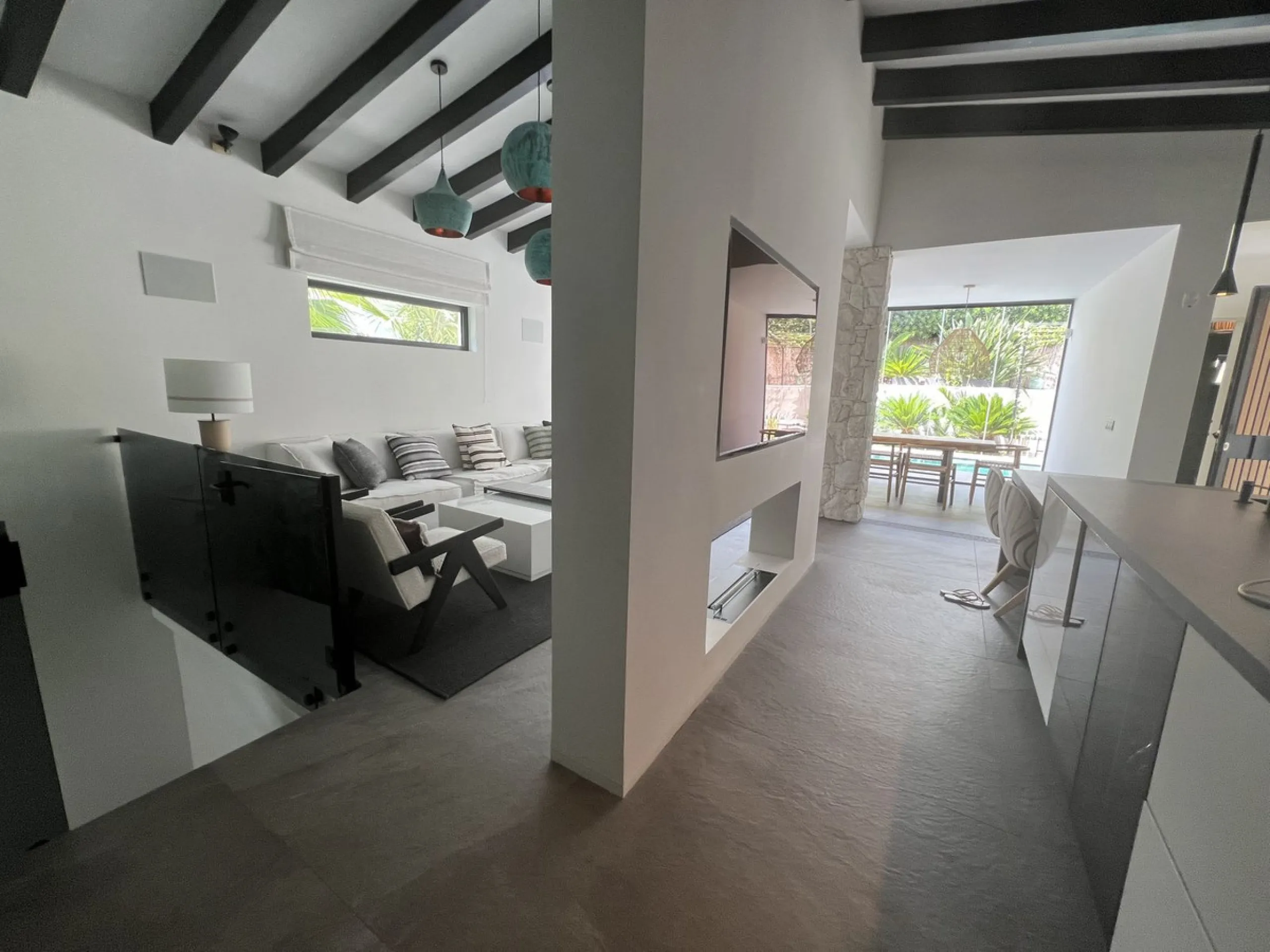 Absolutely stunning south facing villa just a few meters from Puerto Banus. The ultra-modern designed villa just 700 meters from the beach is significantly ahead of most of the best new properties on the market. Impressive attention to detail and architec