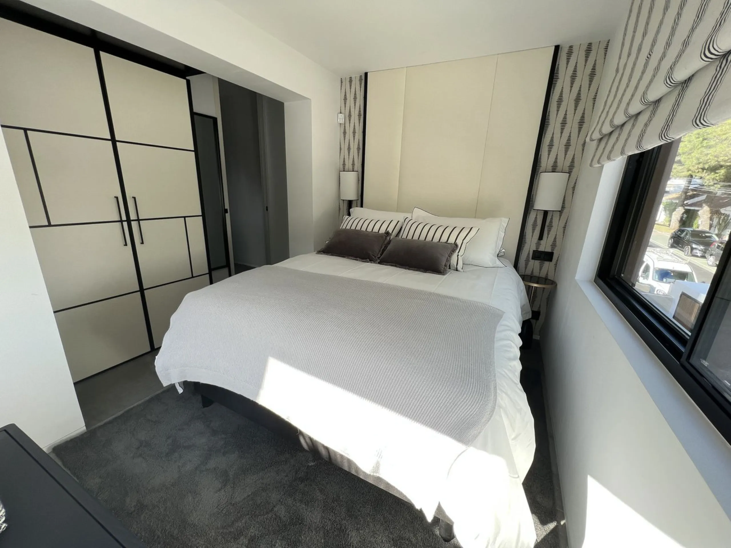 Absolutely stunning south facing villa just a few meters from Puerto Banus. The ultra-modern designed villa just 700 meters from the beach is significantly ahead of most of the best new properties on the market. Impressive attention to detail and architec