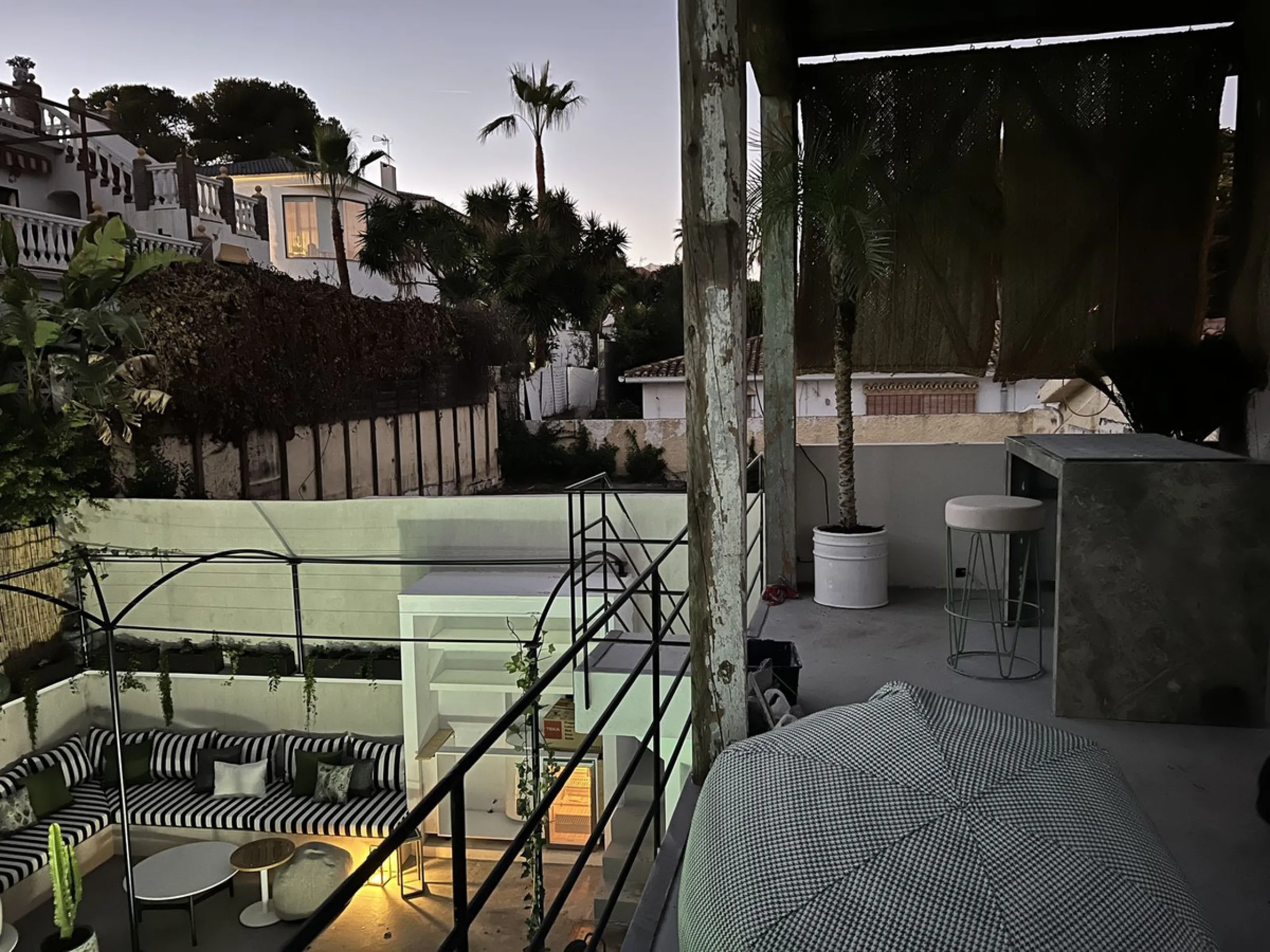 Absolutely stunning south facing villa just a few meters from Puerto Banus. The ultra-modern designed villa just 700 meters from the beach is significantly ahead of most of the best new properties on the market. Impressive attention to detail and architec