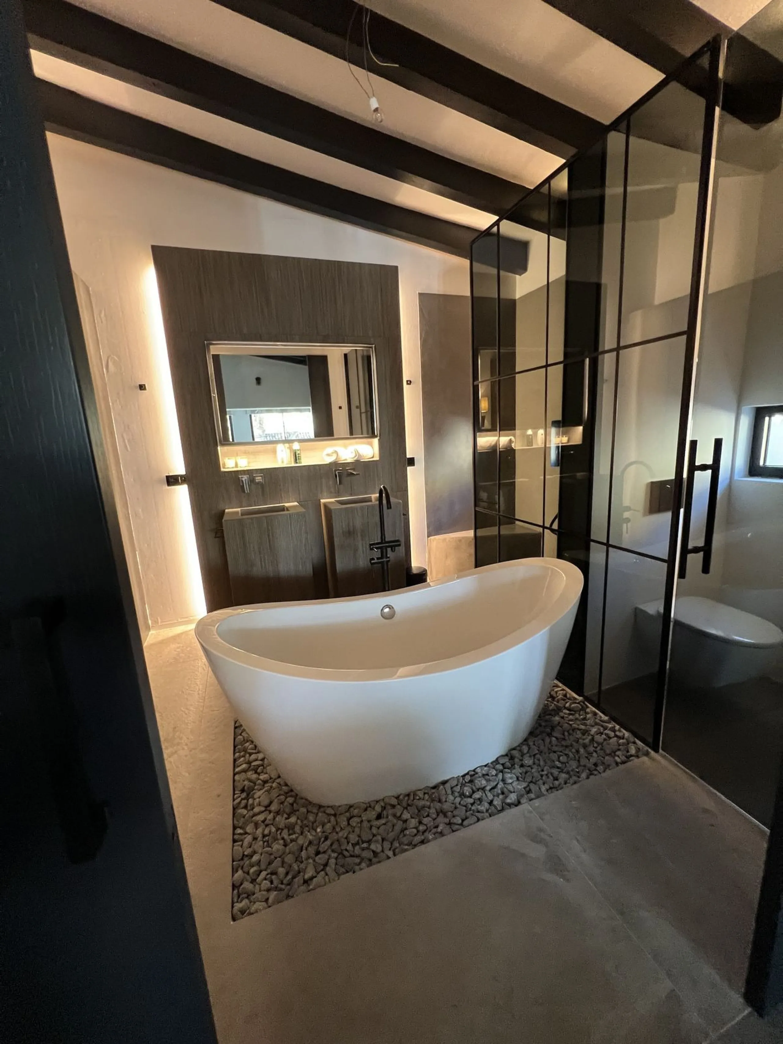 Absolutely stunning south facing villa just a few meters from Puerto Banus. The ultra-modern designed villa just 700 meters from the beach is significantly ahead of most of the best new properties on the market. Impressive attention to detail and architec