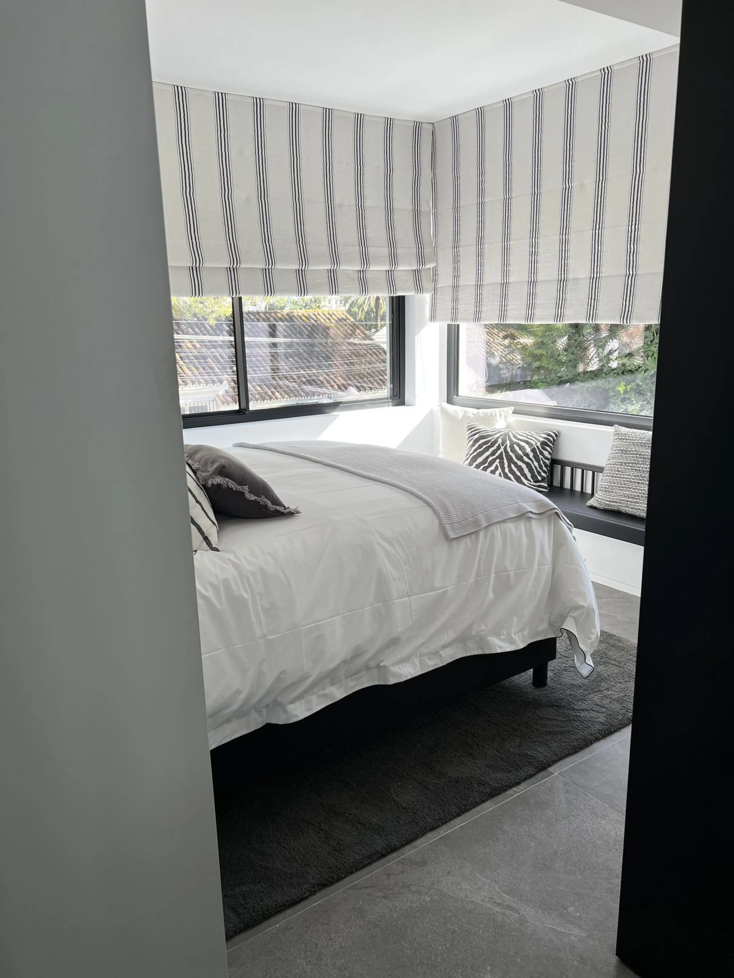 Absolutely stunning south facing villa just a few meters from Puerto Banus. The ultra-modern designed villa just 700 meters from the beach is significantly ahead of most of the best new properties on the market. Impressive attention to detail and architec