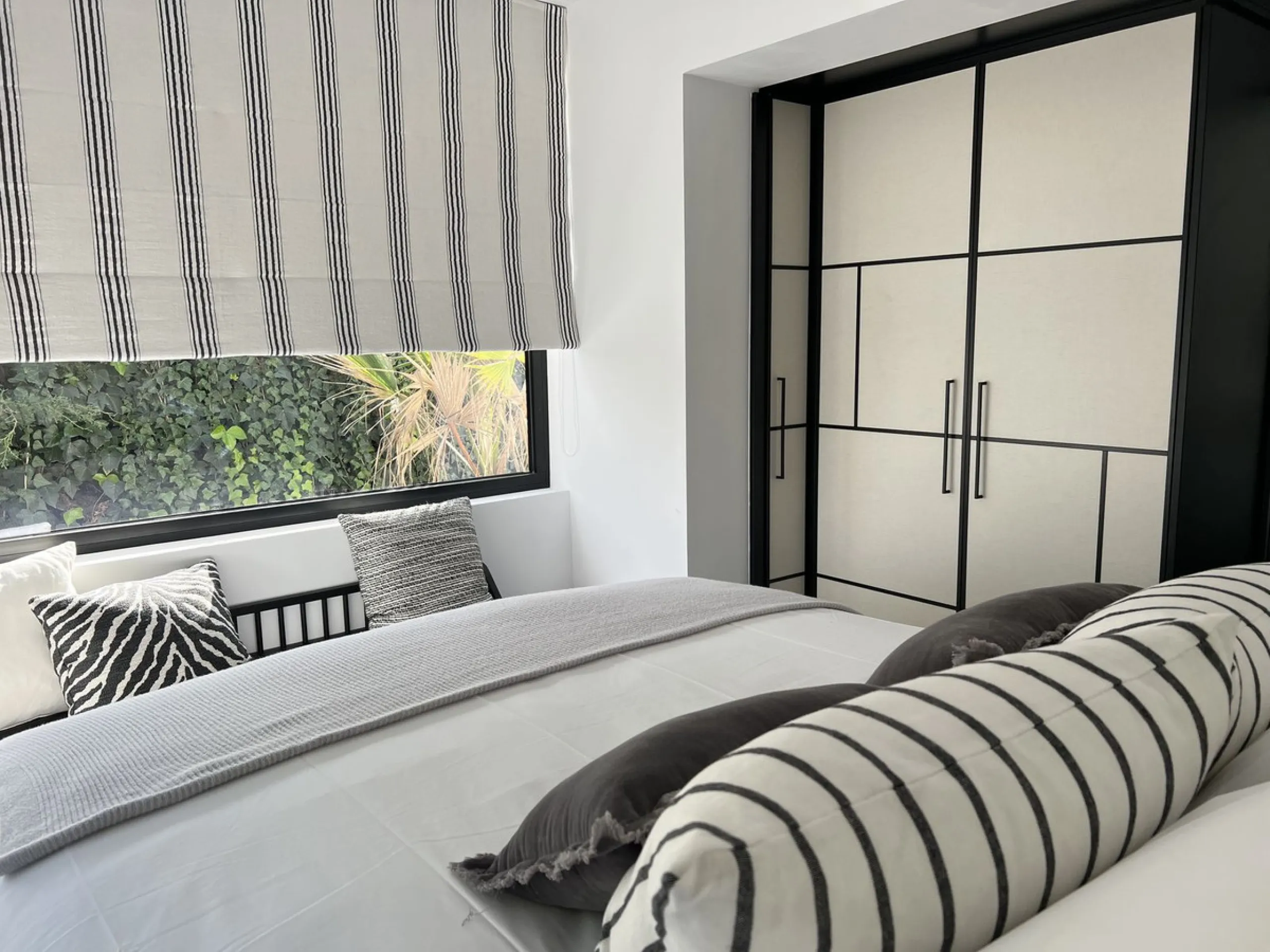 Absolutely stunning south facing villa just a few meters from Puerto Banus. The ultra-modern designed villa just 700 meters from the beach is significantly ahead of most of the best new properties on the market. Impressive attention to detail and architec