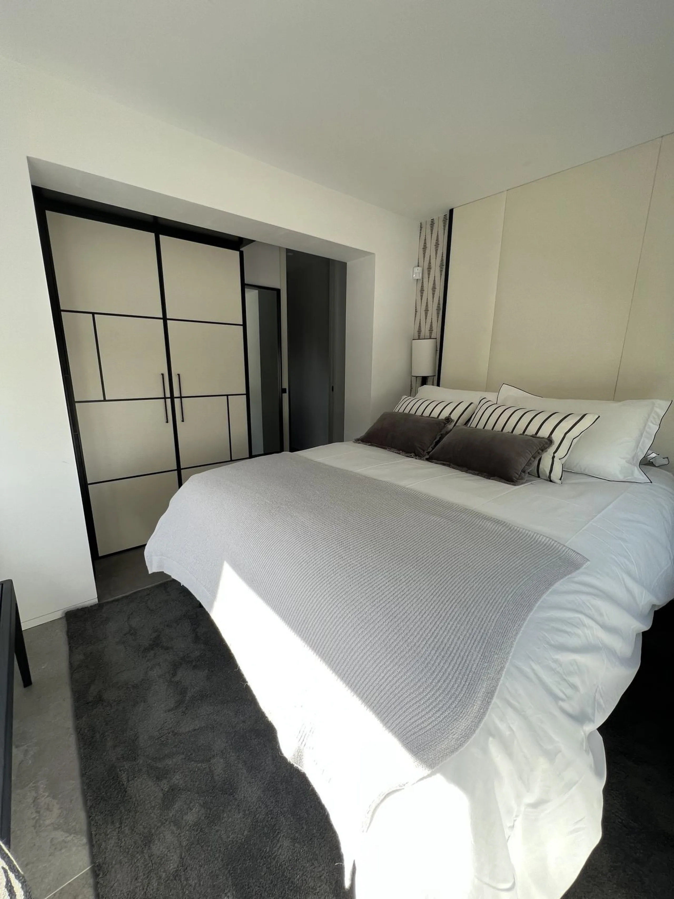 Absolutely stunning south facing villa just a few meters from Puerto Banus. The ultra-modern designed villa just 700 meters from the beach is significantly ahead of most of the best new properties on the market. Impressive attention to detail and architec