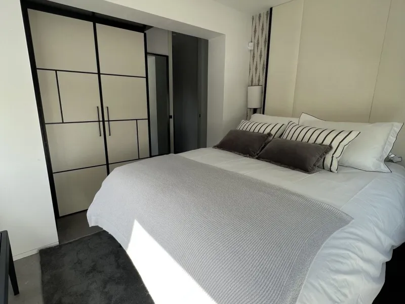 Absolutely stunning south facing villa just a few meters from Puerto Banus. The ultra-modern designed villa just 700 meters from the beach is significantly ahead of most of the best new properties on the market. Impressive attention to detail and architec