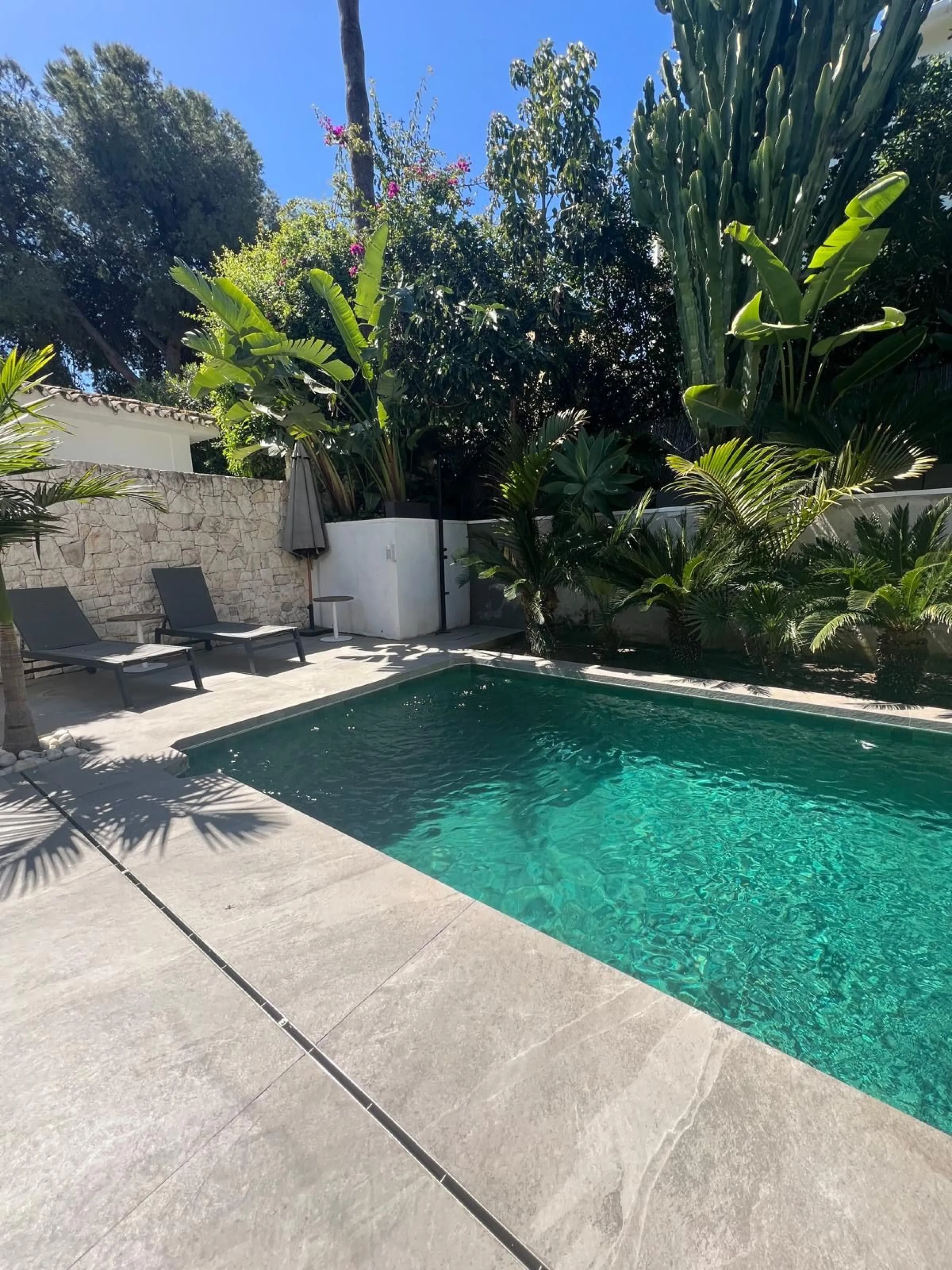 Absolutely stunning south facing villa just a few meters from Puerto Banus. The ultra-modern designed villa just 700 meters from the beach is significantly ahead of most of the best new properties on the market. Impressive attention to detail and architec