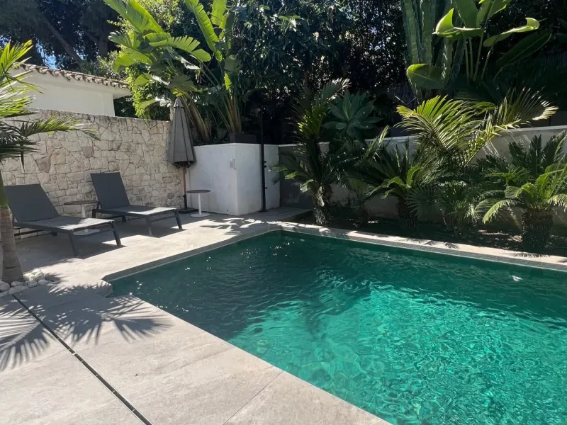 Absolutely stunning south facing villa just a few meters from Puerto Banus. The ultra-modern designed villa just 700 meters from the beach is significantly ahead of most of the best new properties on the market. Impressive attention to detail and architec