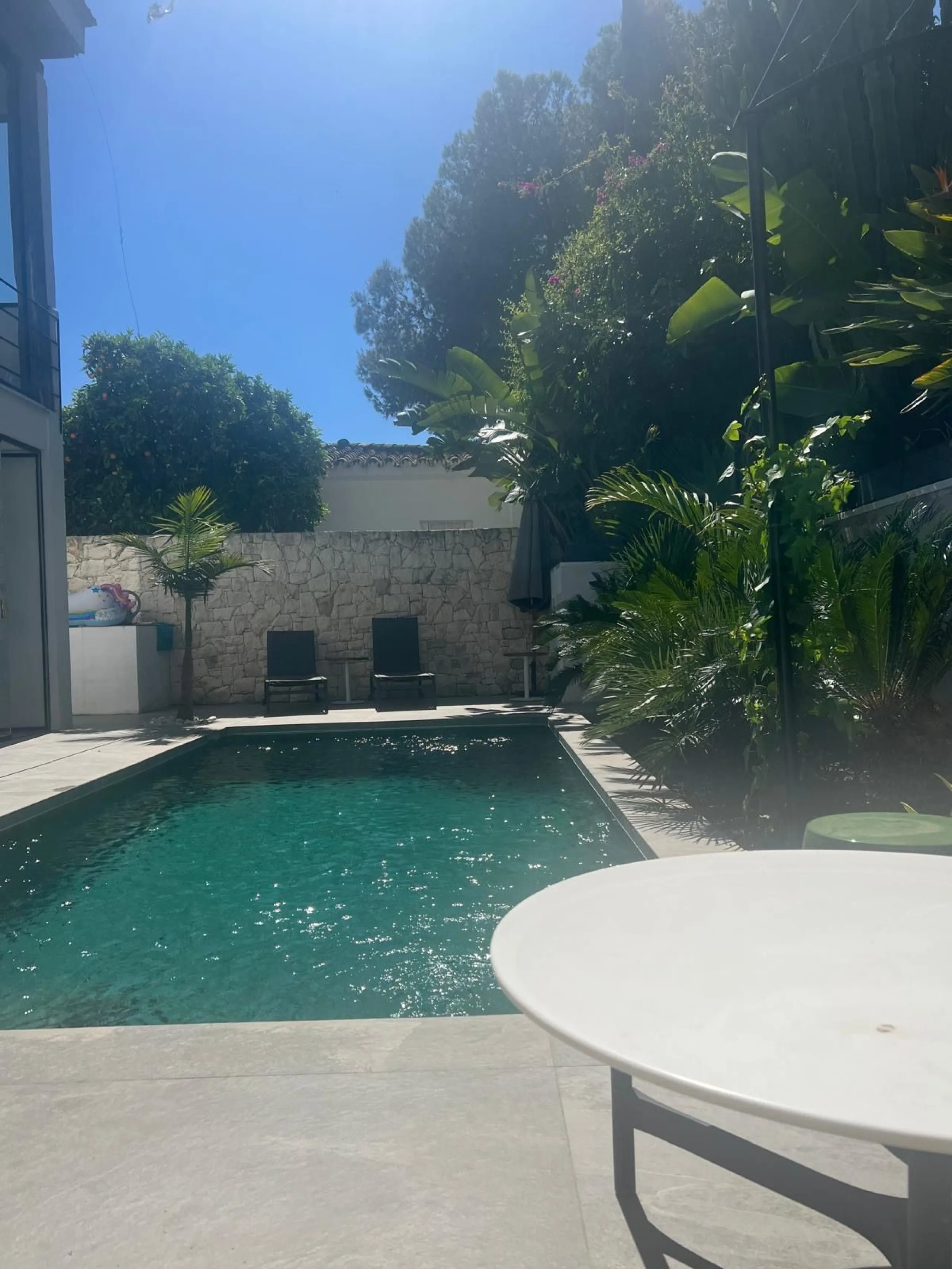 Absolutely stunning south facing villa just a few meters from Puerto Banus. The ultra-modern designed villa just 700 meters from the beach is significantly ahead of most of the best new properties on the market. Impressive attention to detail and architec