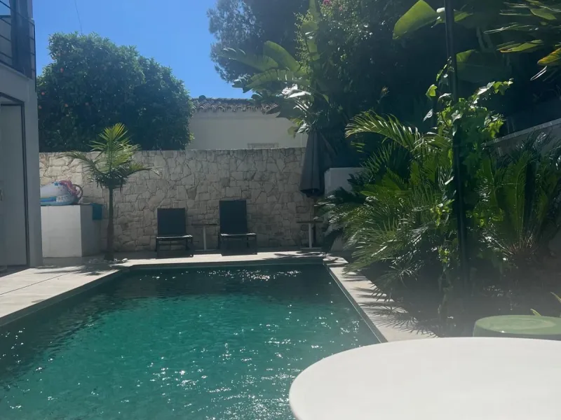 Absolutely stunning south facing villa just a few meters from Puerto Banus. The ultra-modern designed villa just 700 meters from the beach is significantly ahead of most of the best new properties on the market. Impressive attention to detail and architec