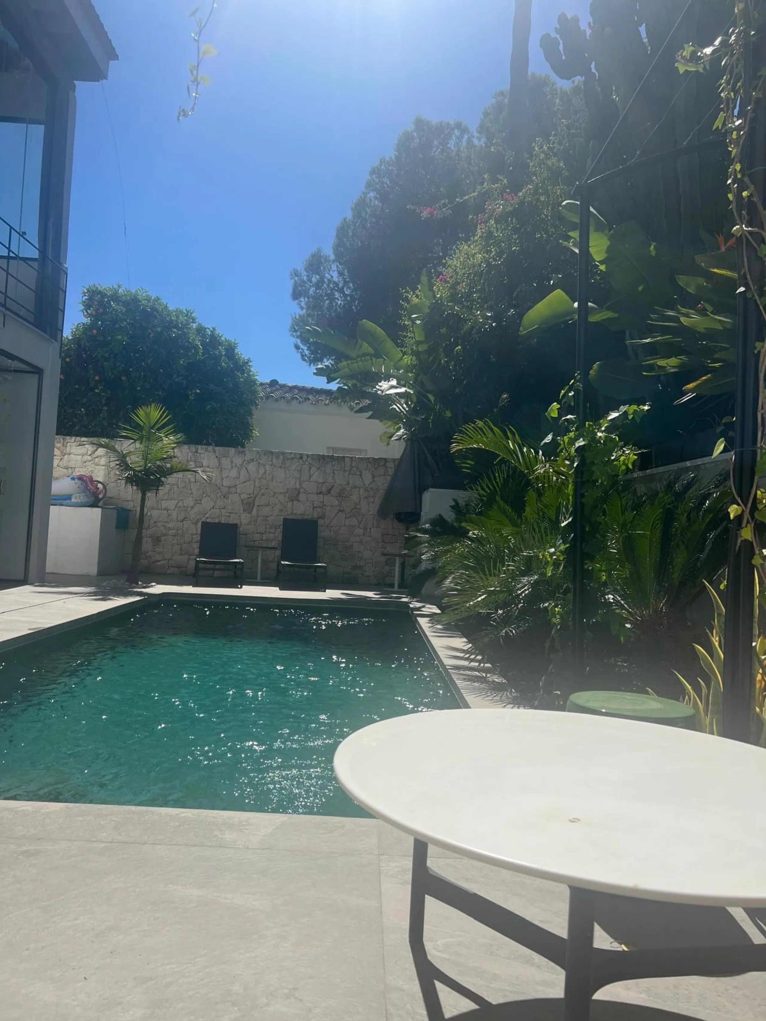 Absolutely stunning south facing villa just a few meters from Puerto Banus. The ultra-modern designed villa just 700 meters from the beach is significantly ahead of most of the best new properties on the market. Impressive attention to detail and architec