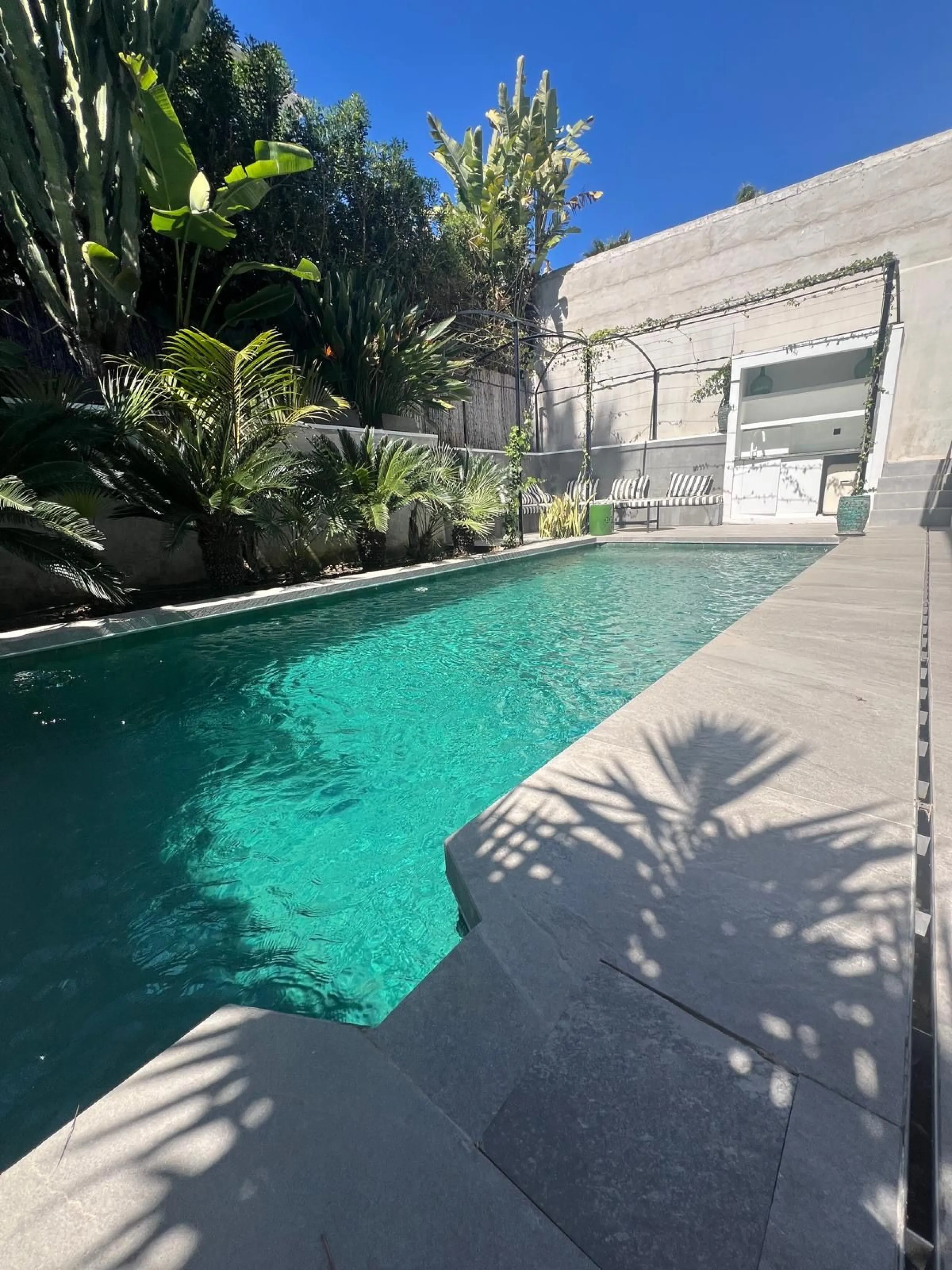 Absolutely stunning south facing villa just a few meters from Puerto Banus. The ultra-modern designed villa just 700 meters from the beach is significantly ahead of most of the best new properties on the market. Impressive attention to detail and architec