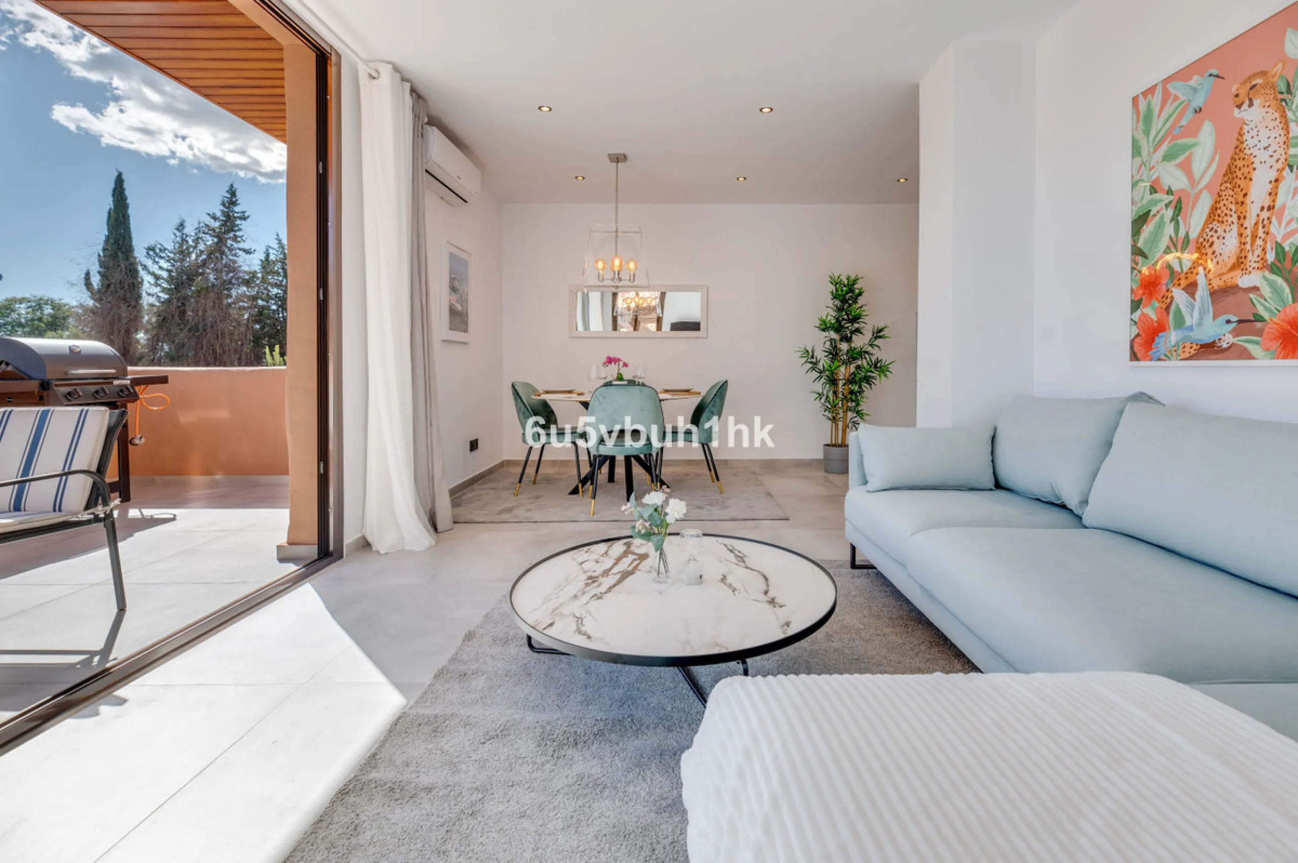 This newly renovated apartment is located in the exclusive Hotel and Spa Bluebay Paraíso Beach complex, a place offering all the amenities and services of a luxury resort. Enjoy exceptional facilities such as the swimming pool, restaurants, private beach,
