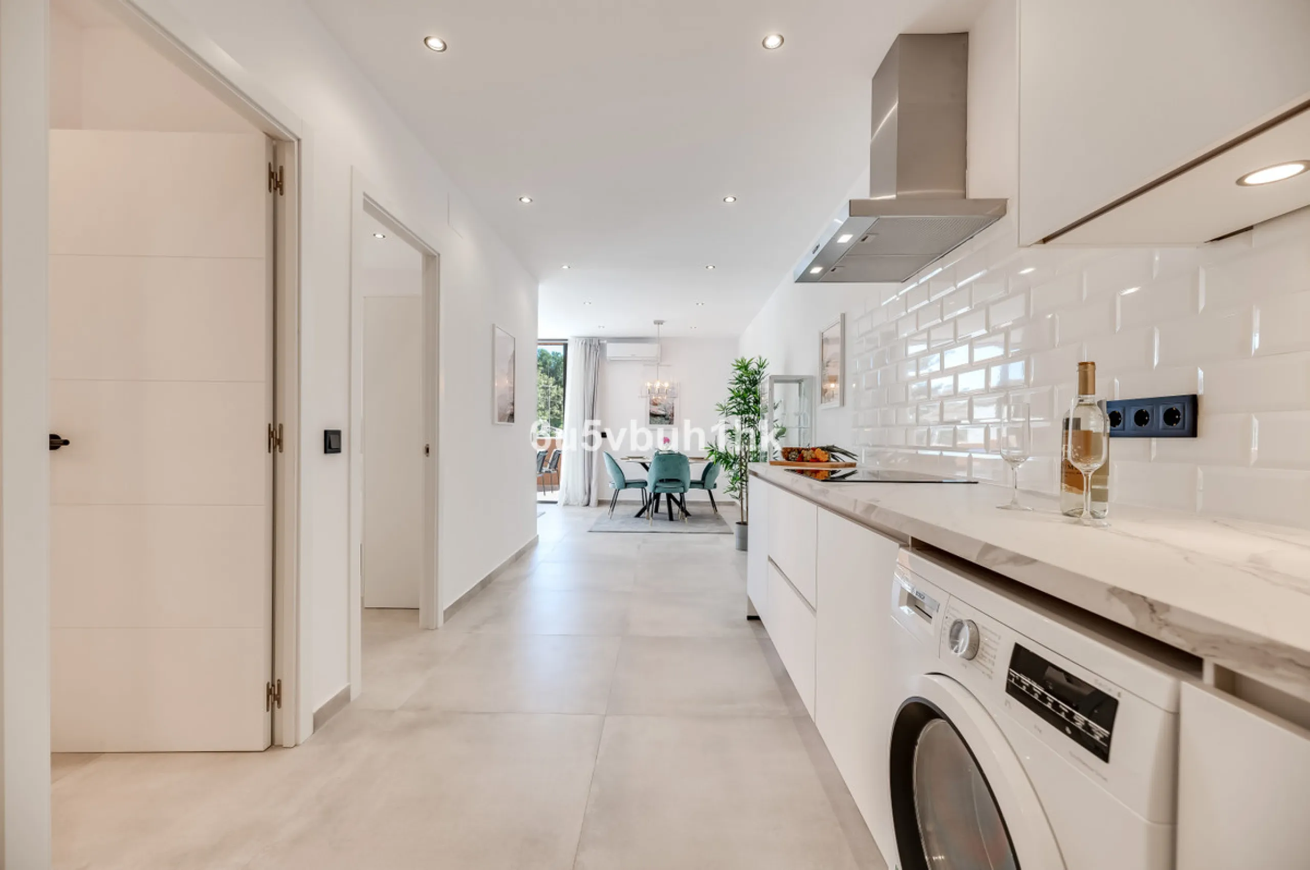 This newly renovated apartment is located in the exclusive Hotel and Spa Bluebay Paraíso Beach complex, a place offering all the amenities and services of a luxury resort. Enjoy exceptional facilities such as the swimming pool, restaurants, private beach,