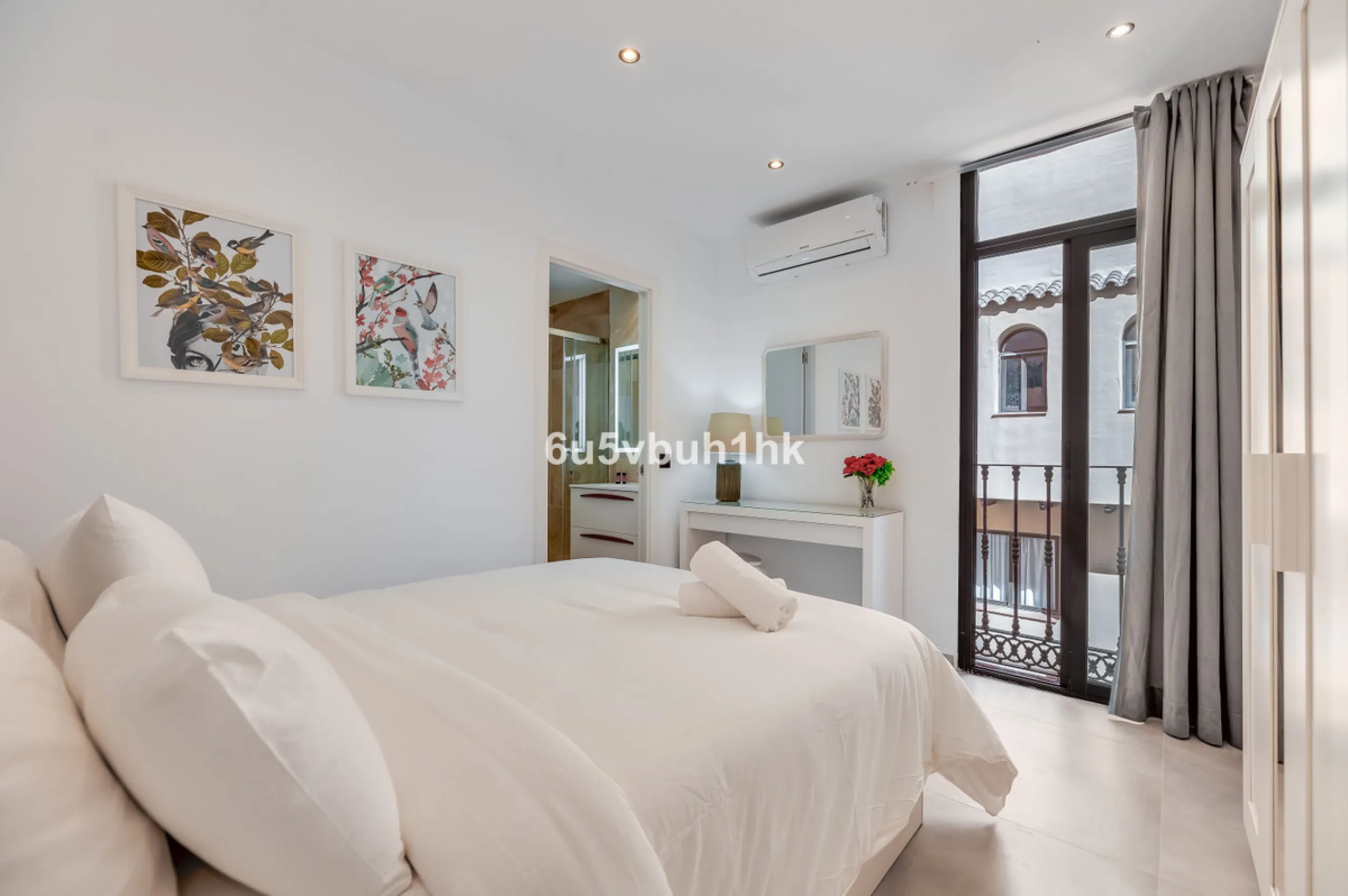 This newly renovated apartment is located in the exclusive Hotel and Spa Bluebay Paraíso Beach complex, a place offering all the amenities and services of a luxury resort. Enjoy exceptional facilities such as the swimming pool, restaurants, private beach,