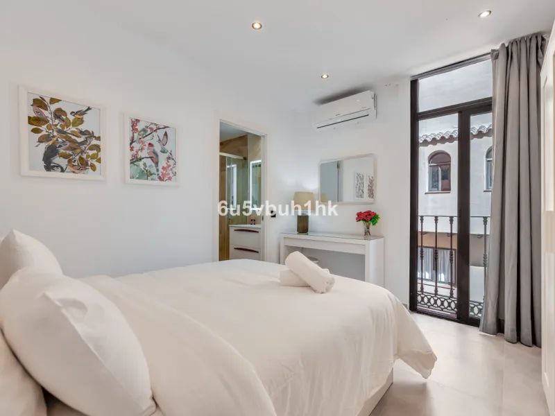 This newly renovated apartment is located in the exclusive Hotel and Spa Bluebay Paraíso Beach complex, a place offering all the amenities and services of a luxury resort. Enjoy exceptional facilities such as the swimming pool, restaurants, private beach,