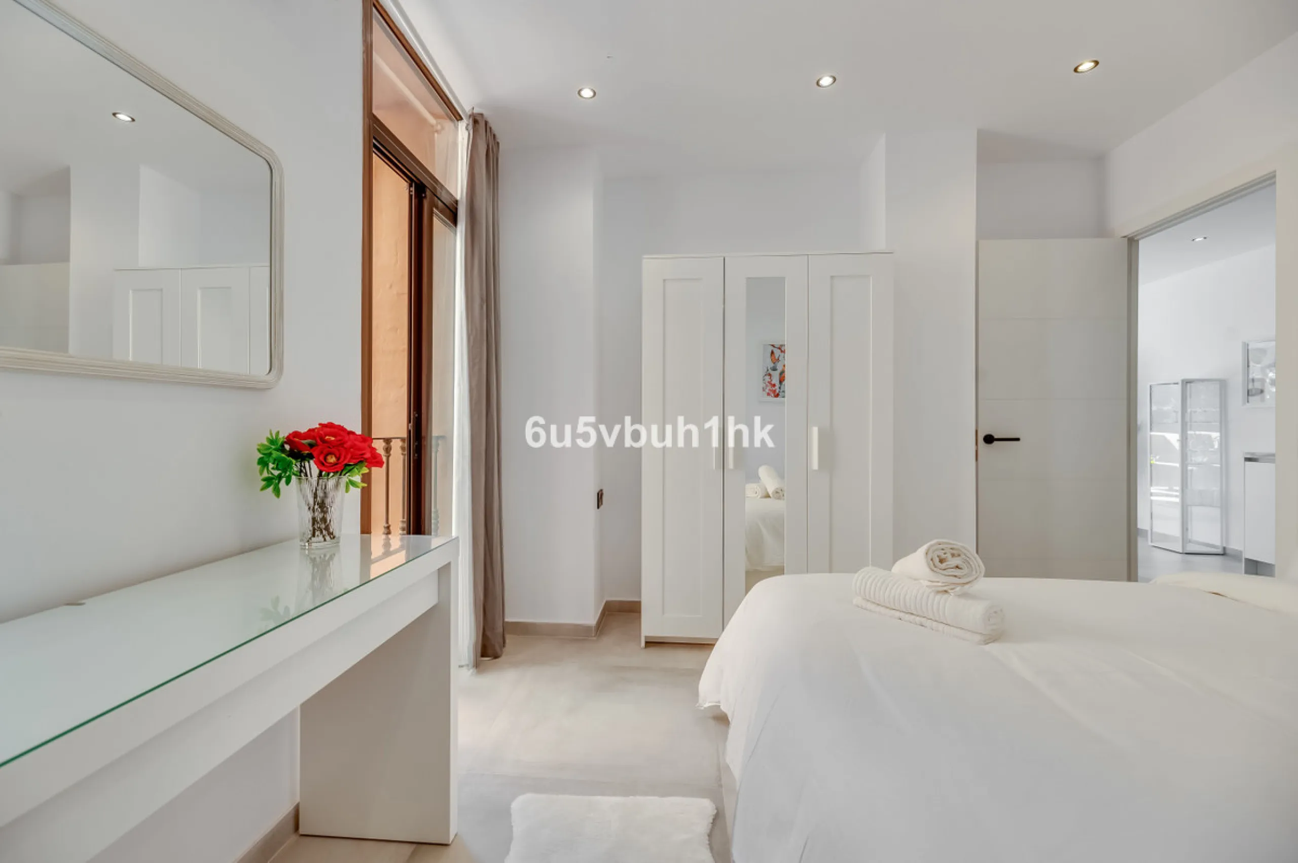 This newly renovated apartment is located in the exclusive Hotel and Spa Bluebay Paraíso Beach complex, a place offering all the amenities and services of a luxury resort. Enjoy exceptional facilities such as the swimming pool, restaurants, private beach,