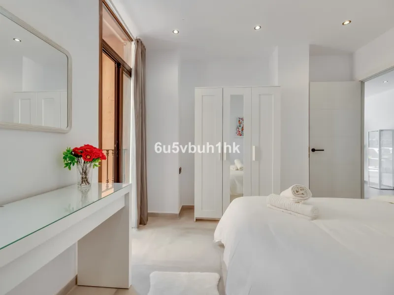 This newly renovated apartment is located in the exclusive Hotel and Spa Bluebay Paraíso Beach complex, a place offering all the amenities and services of a luxury resort. Enjoy exceptional facilities such as the swimming pool, restaurants, private beach,