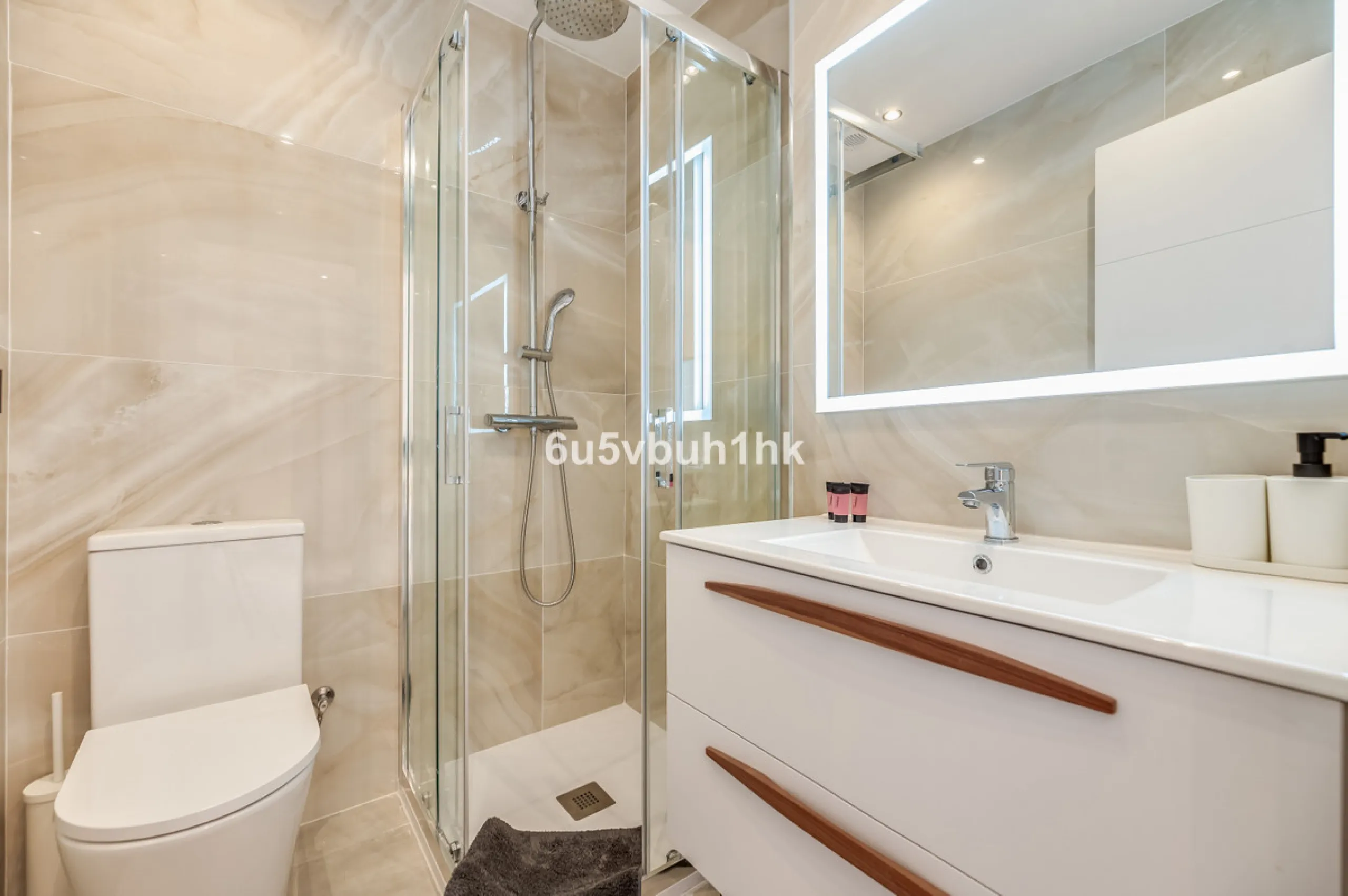 This newly renovated apartment is located in the exclusive Hotel and Spa Bluebay Paraíso Beach complex, a place offering all the amenities and services of a luxury resort. Enjoy exceptional facilities such as the swimming pool, restaurants, private beach,