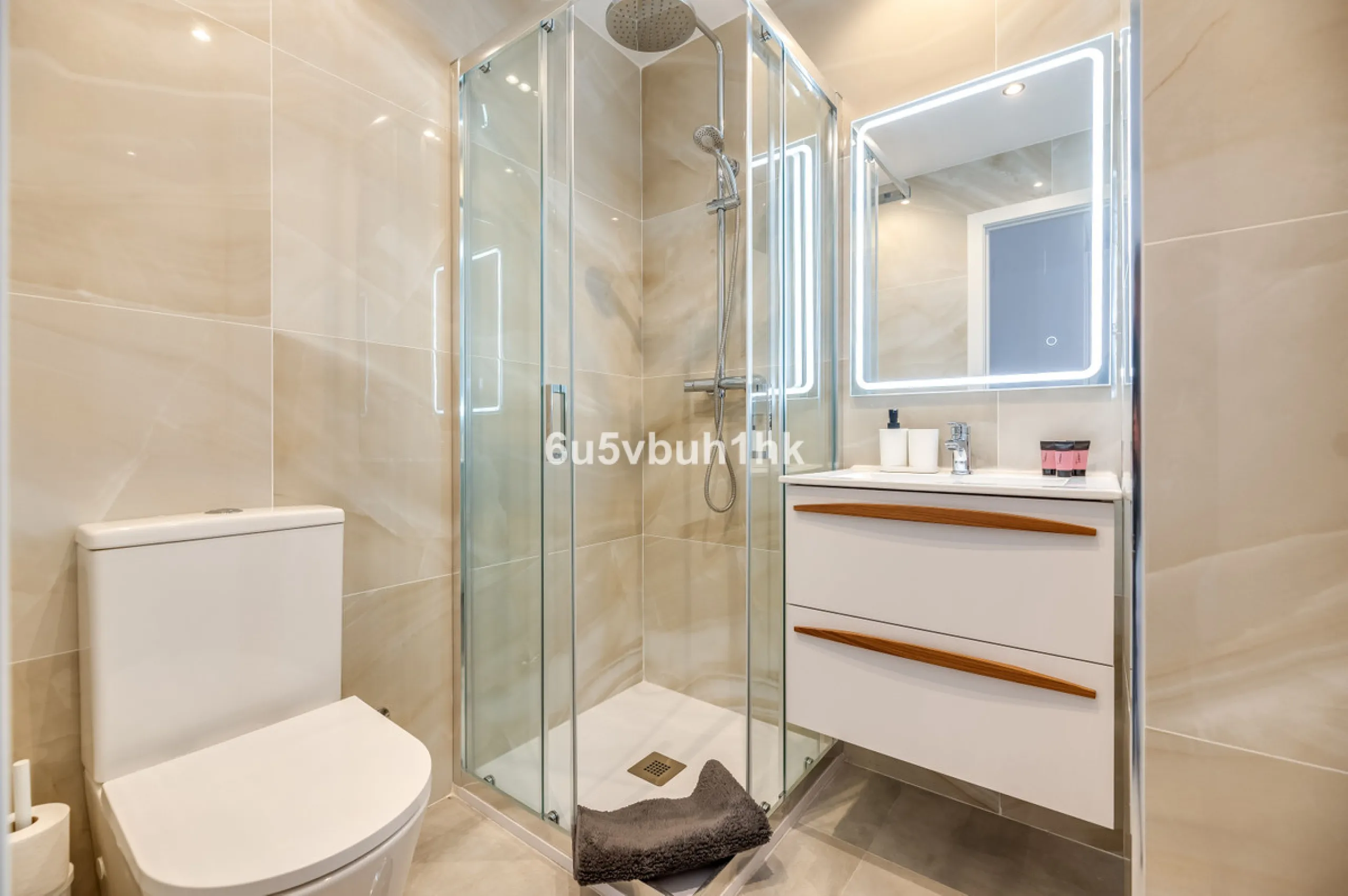 This newly renovated apartment is located in the exclusive Hotel and Spa Bluebay Paraíso Beach complex, a place offering all the amenities and services of a luxury resort. Enjoy exceptional facilities such as the swimming pool, restaurants, private beach,