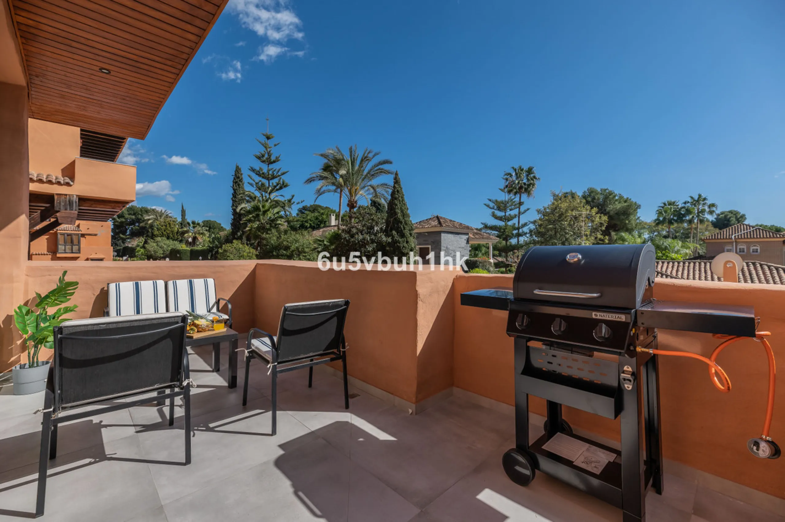 This newly renovated apartment is located in the exclusive Hotel and Spa Bluebay Paraíso Beach complex, a place offering all the amenities and services of a luxury resort. Enjoy exceptional facilities such as the swimming pool, restaurants, private beach,
