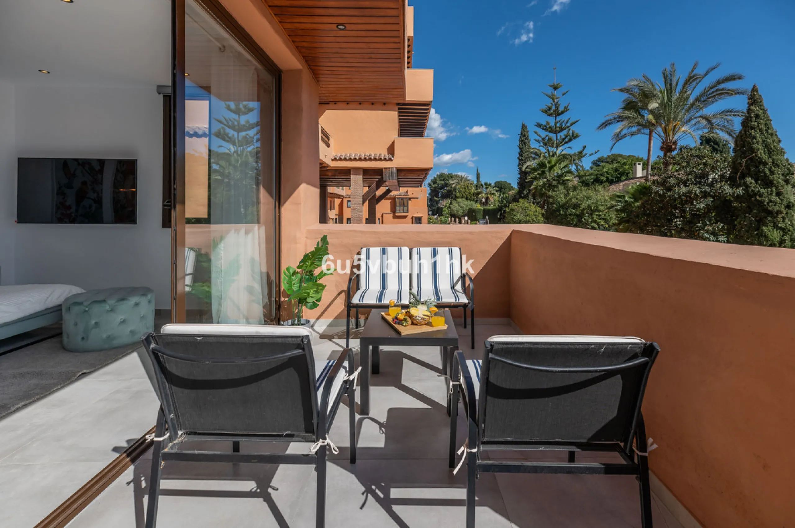 This newly renovated apartment is located in the exclusive Hotel and Spa Bluebay Paraíso Beach complex, a place offering all the amenities and services of a luxury resort. Enjoy exceptional facilities such as the swimming pool, restaurants, private beach,