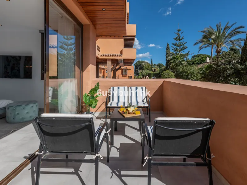 This newly renovated apartment is located in the exclusive Hotel and Spa Bluebay Paraíso Beach complex, a place offering all the amenities and services of a luxury resort. Enjoy exceptional facilities such as the swimming pool, restaurants, private beach,