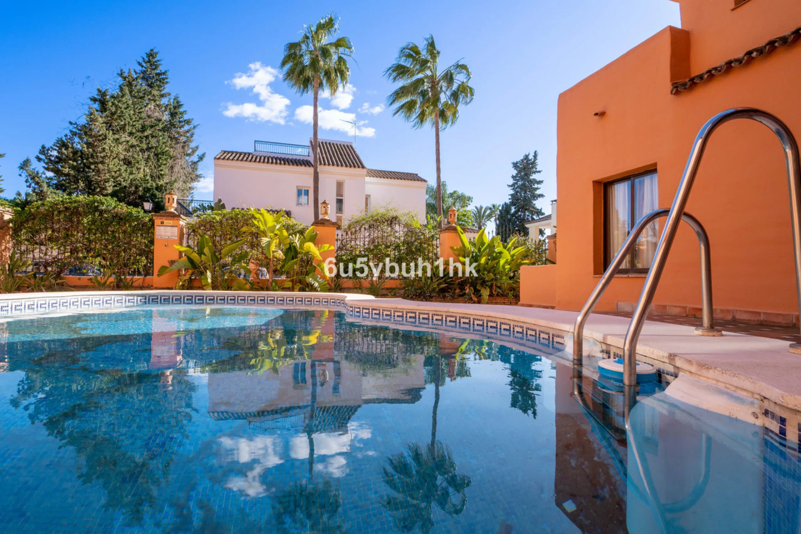 This newly renovated apartment is located in the exclusive Hotel and Spa Bluebay Paraíso Beach complex, a place offering all the amenities and services of a luxury resort. Enjoy exceptional facilities such as the swimming pool, restaurants, private beach,