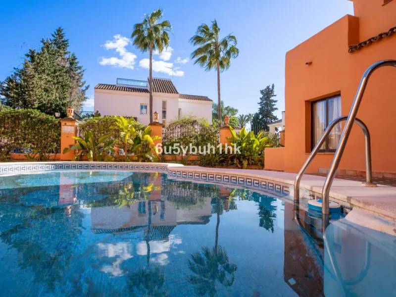 This newly renovated apartment is located in the exclusive Hotel and Spa Bluebay Paraíso Beach complex, a place offering all the amenities and services of a luxury resort. Enjoy exceptional facilities such as the swimming pool, restaurants, private beach,